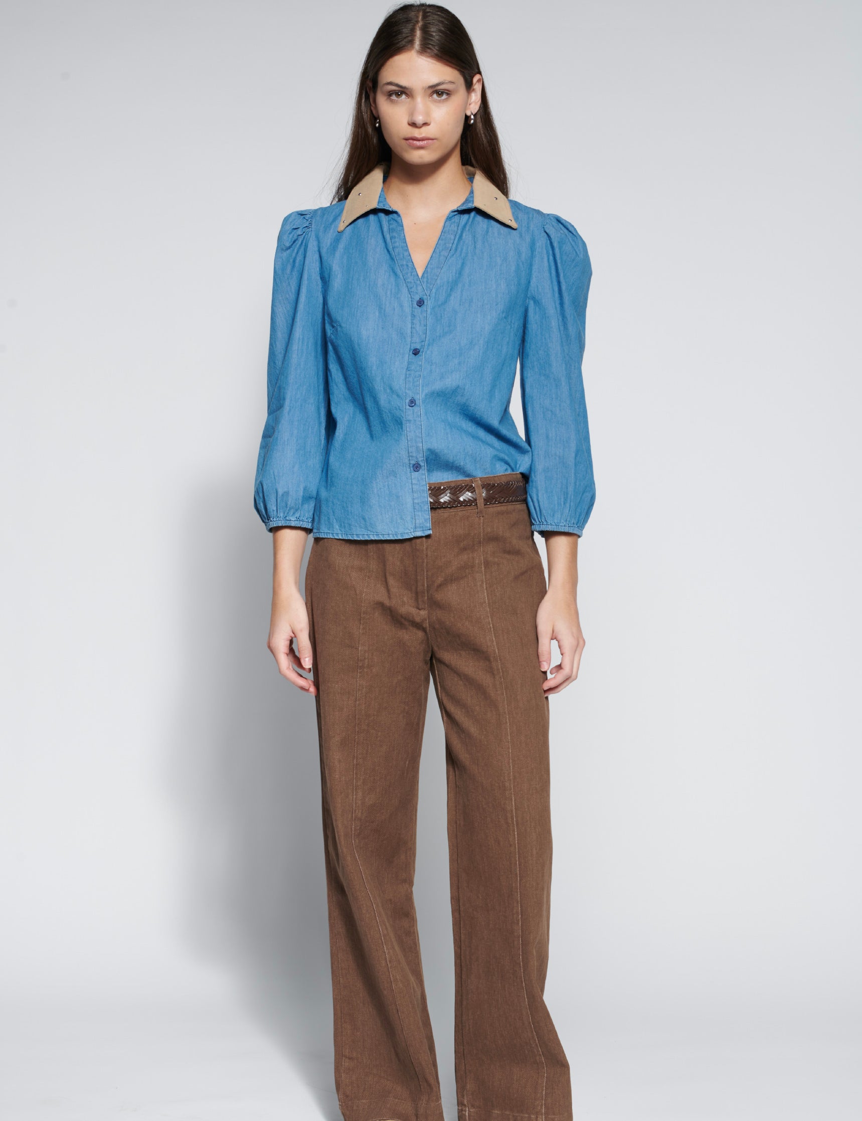 Blusa Brisa de la marca O-2026-600, blusa de manga larga en tela ligera en color azul, con diseño elegante y cómodo.