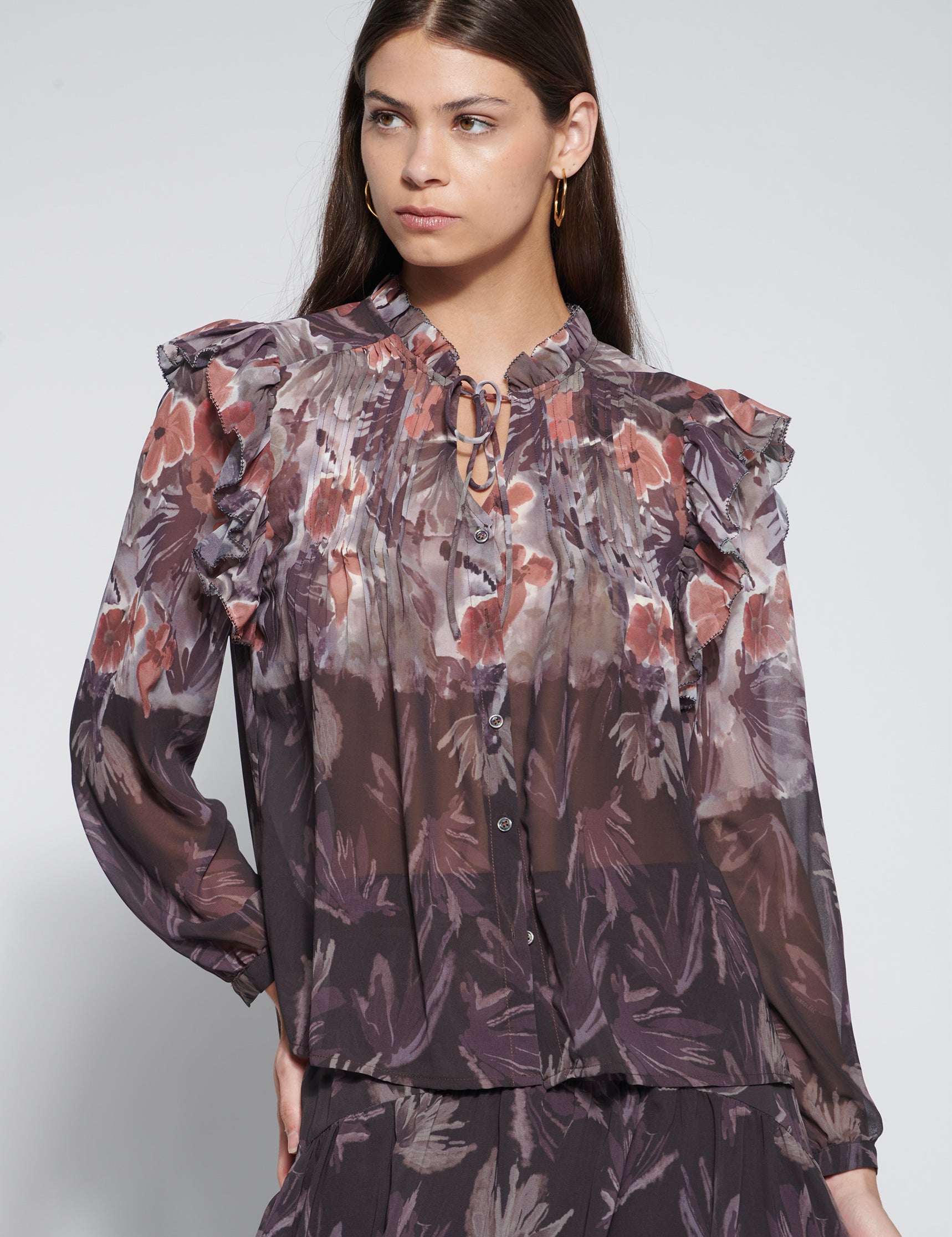 Blusa Jungle de la marca O-2026-601, blusa de manga larga con estampado de jungla, tela ligera y estilo casual en color verde.