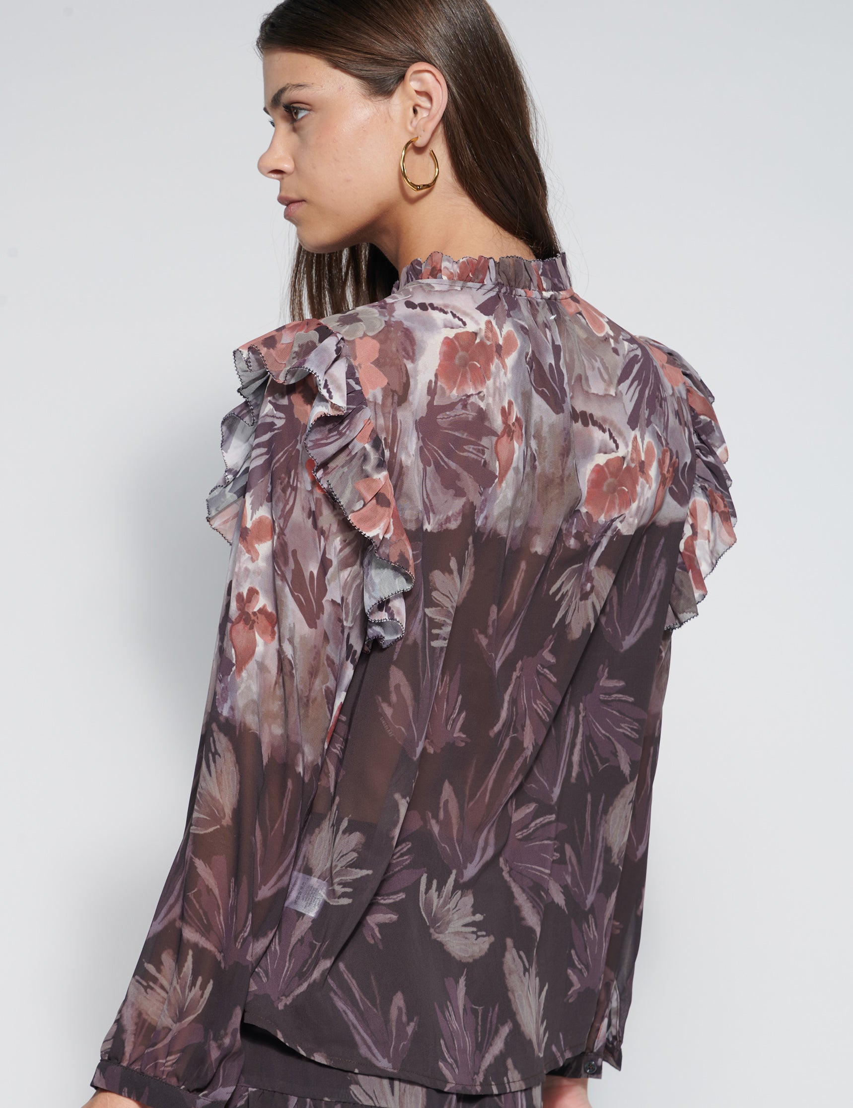 Blusa Jungle de la marca O-2026-601, con estampado de hojas y corte casual, en color verde y estilo femenino.