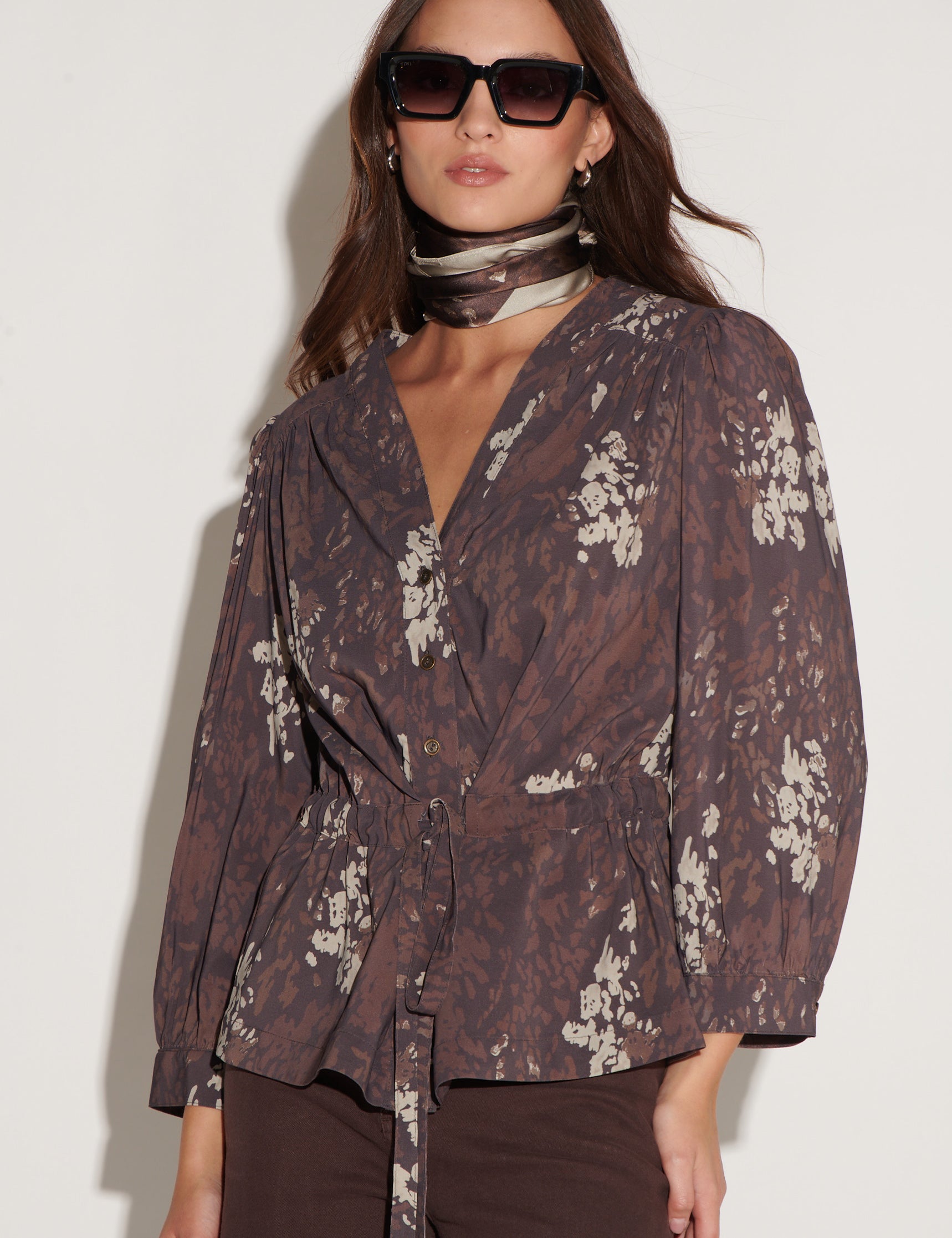 Blusa Lune de la marca O-2026-602, blusa de manga larga en color azul con detalles elegantes y tejido suave.