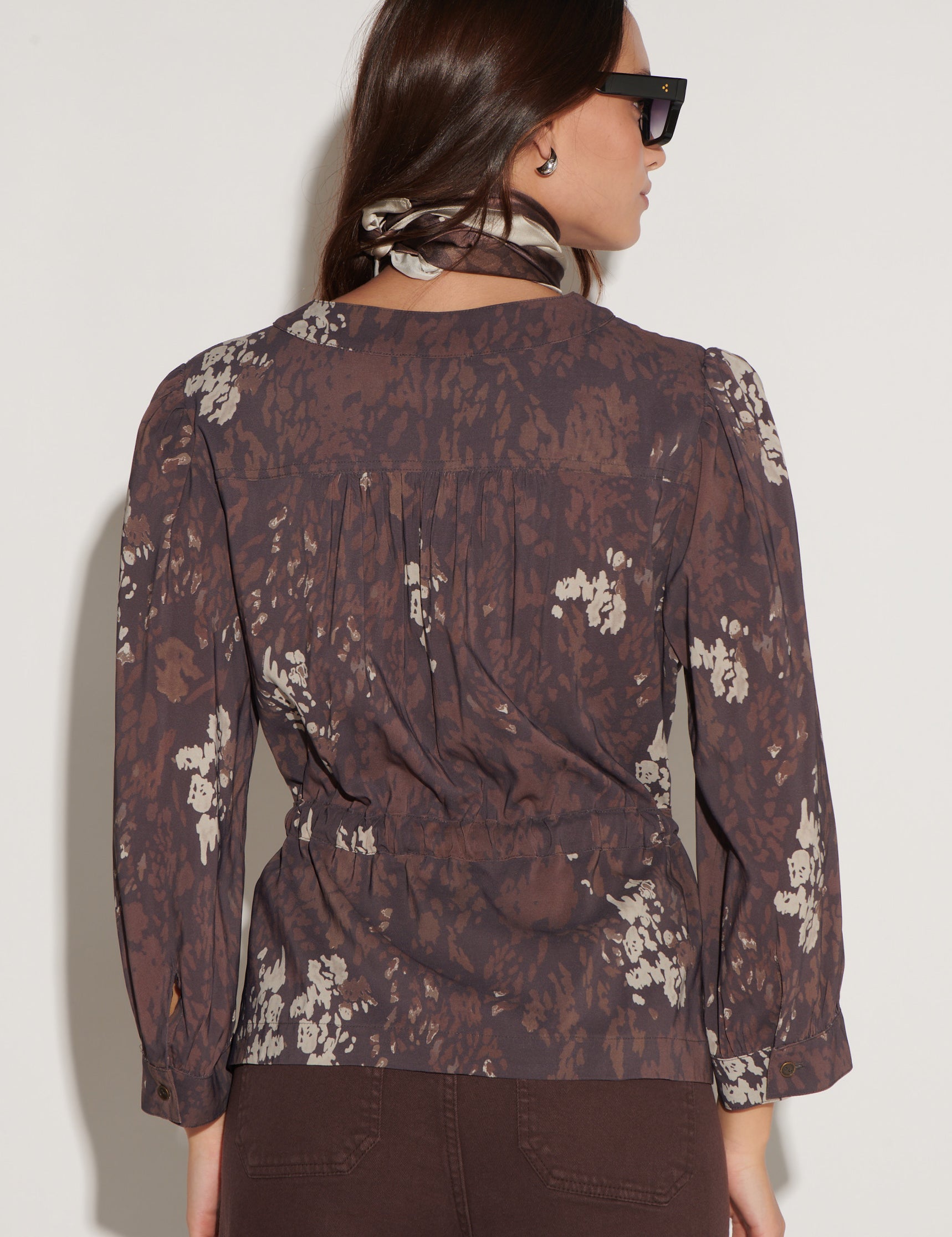 Blusa Lune de la marca O-2026-602 en color gris con manga larga y diseño elegante, vista frontal en fondo neutro.