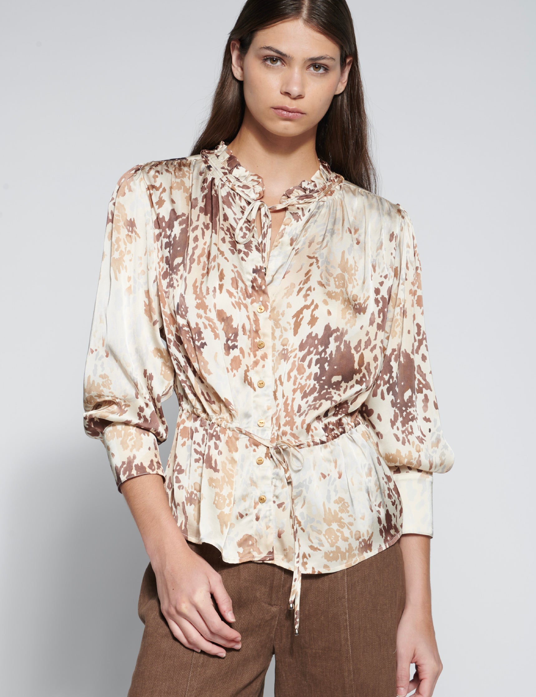 Blusa Savannah de la marca O-2026-604, blusa de manga larga en color beige con detalles elegantes y corte cómodo.