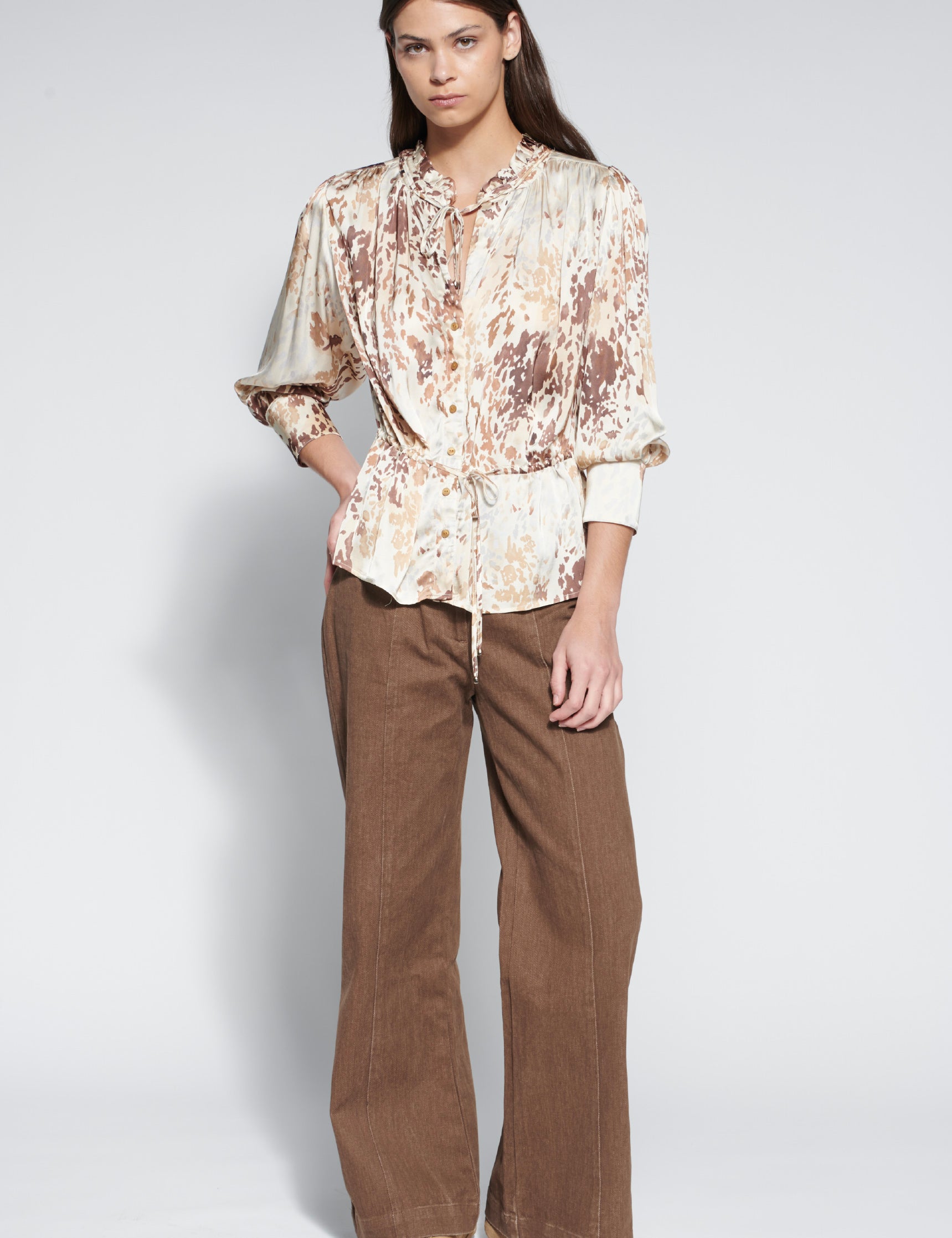Blusa Savannah de la marca O-2026-604, blusa de manga larga en color beige con detalles elegantes para mujer.