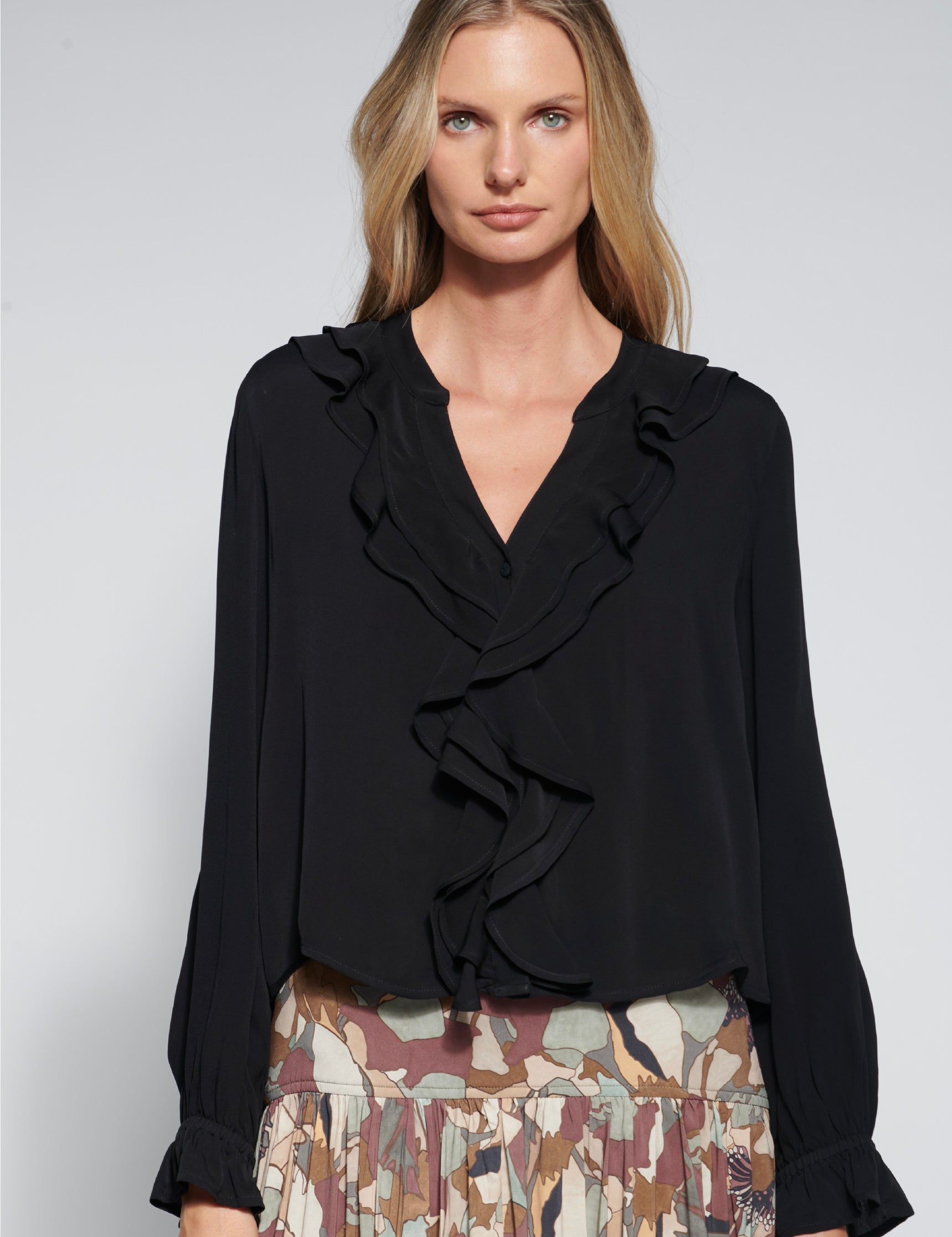Blusa negra de la marca O-2026-605, blusas y poleras, con diseño elegante y corte ajustado, vista frontal en color negro.