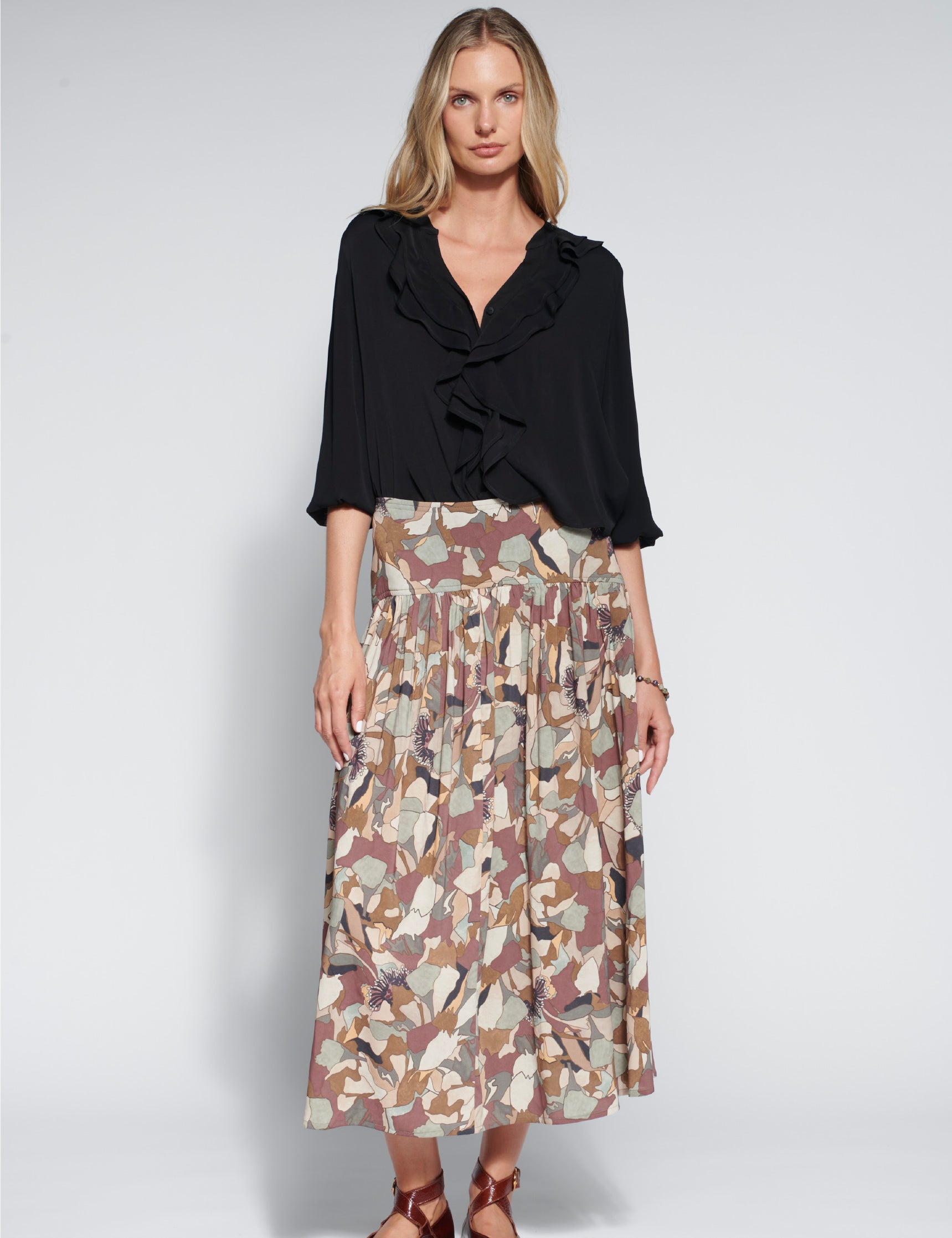 Blusa negra de la marca O-2026-605, estilo elegante y casual, con manga larga y cuello redondo.