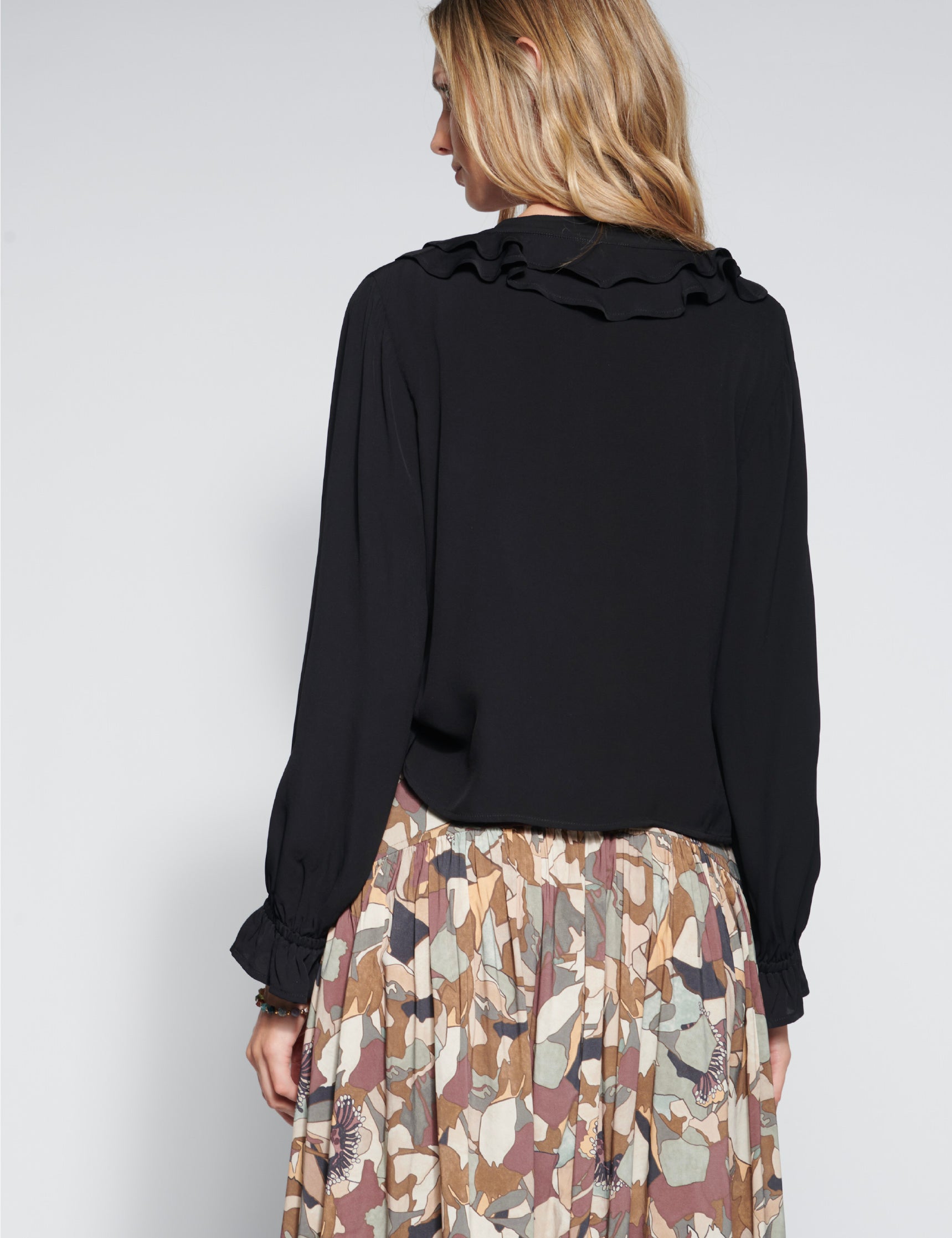Blusa negra O-2026-605 de la colección Blusas y Poleras, con diseño elegante y tela suave.