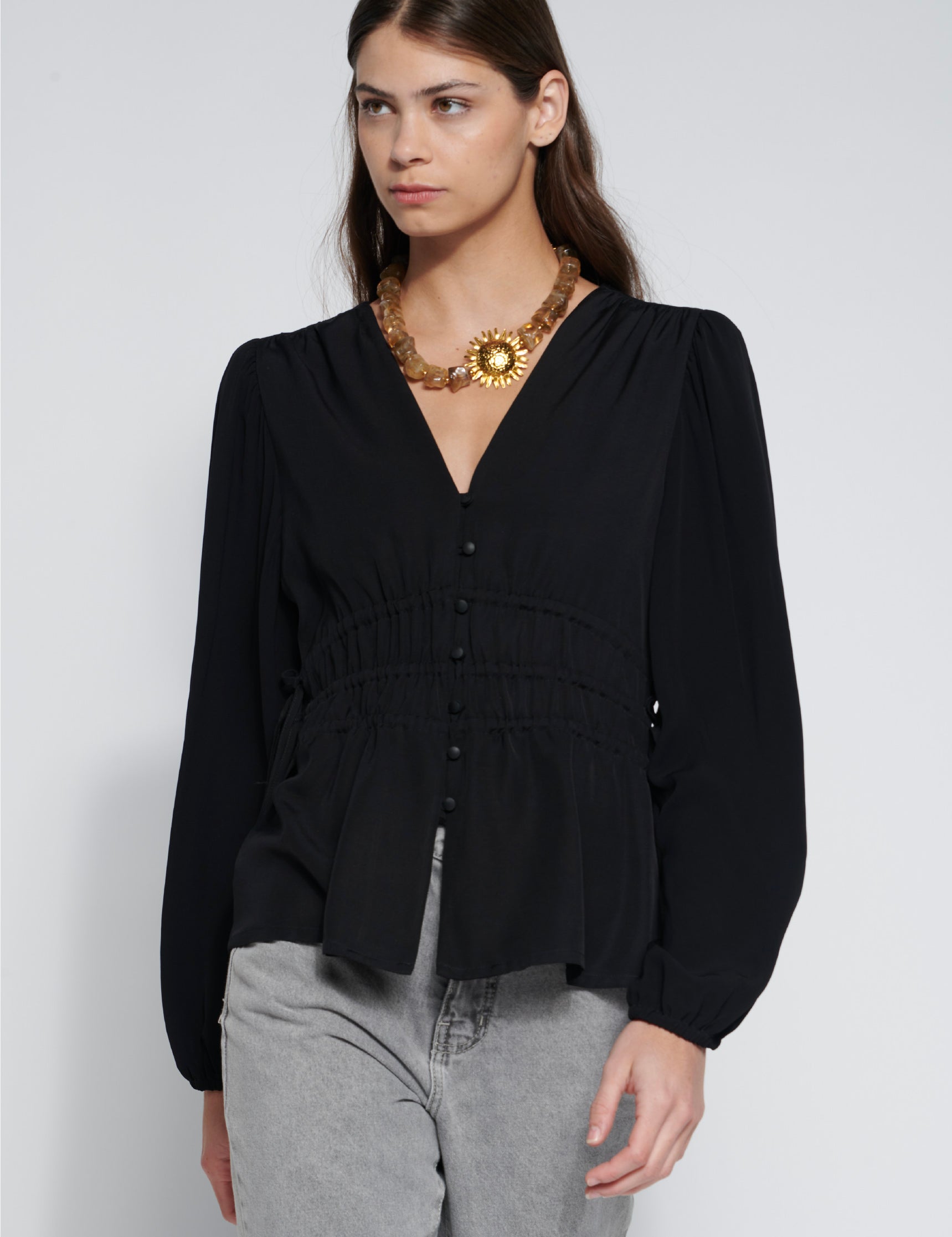 Blusa negra de la marca O-2026-607, estilo elegante y moderna, con diseño de blusas y poleras.