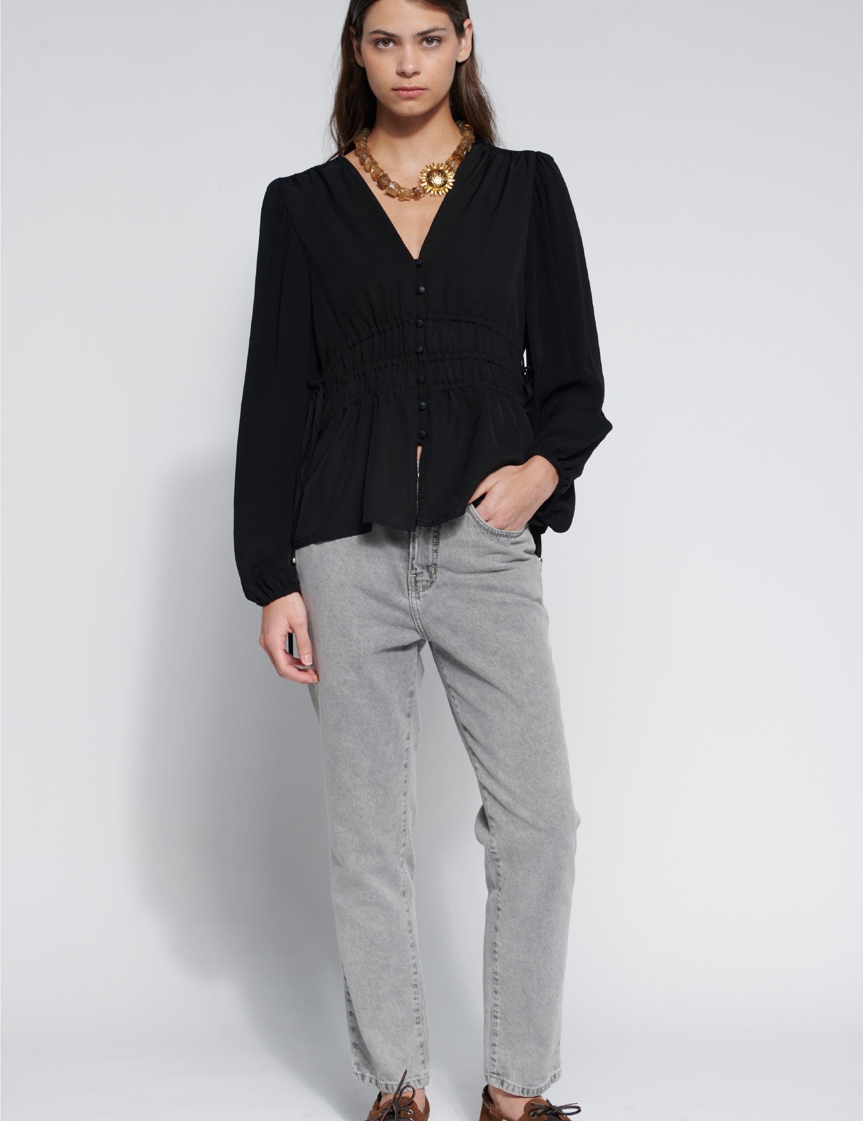 Blusa negra de la marca O-2026-607, estilo elegante de la categoría Blusas y Poleras, mostrada en la imagen.