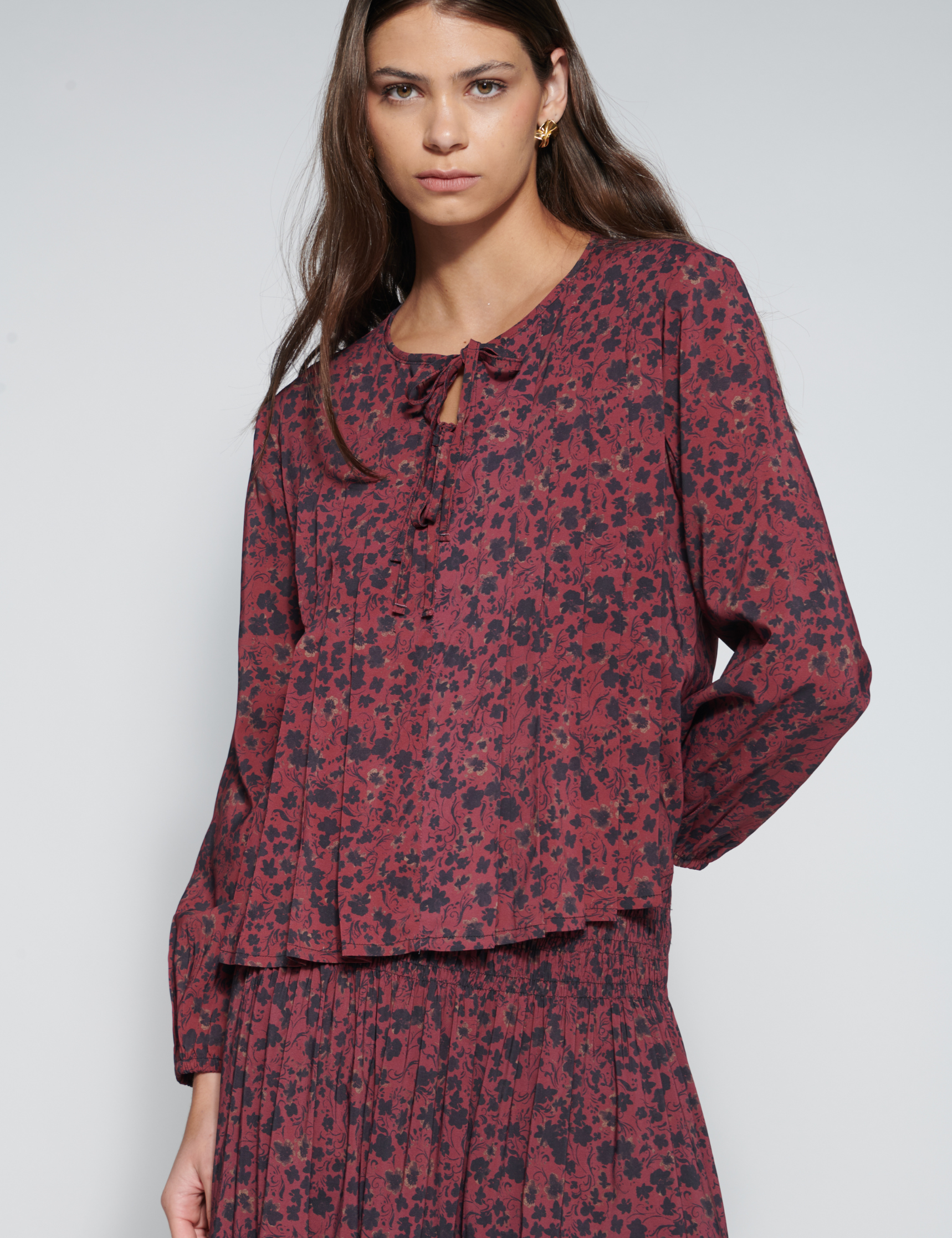 Blusa Romance de la marca O-2026-609, blusa de manga larga en color suave, con diseño elegante y detalles delicados.