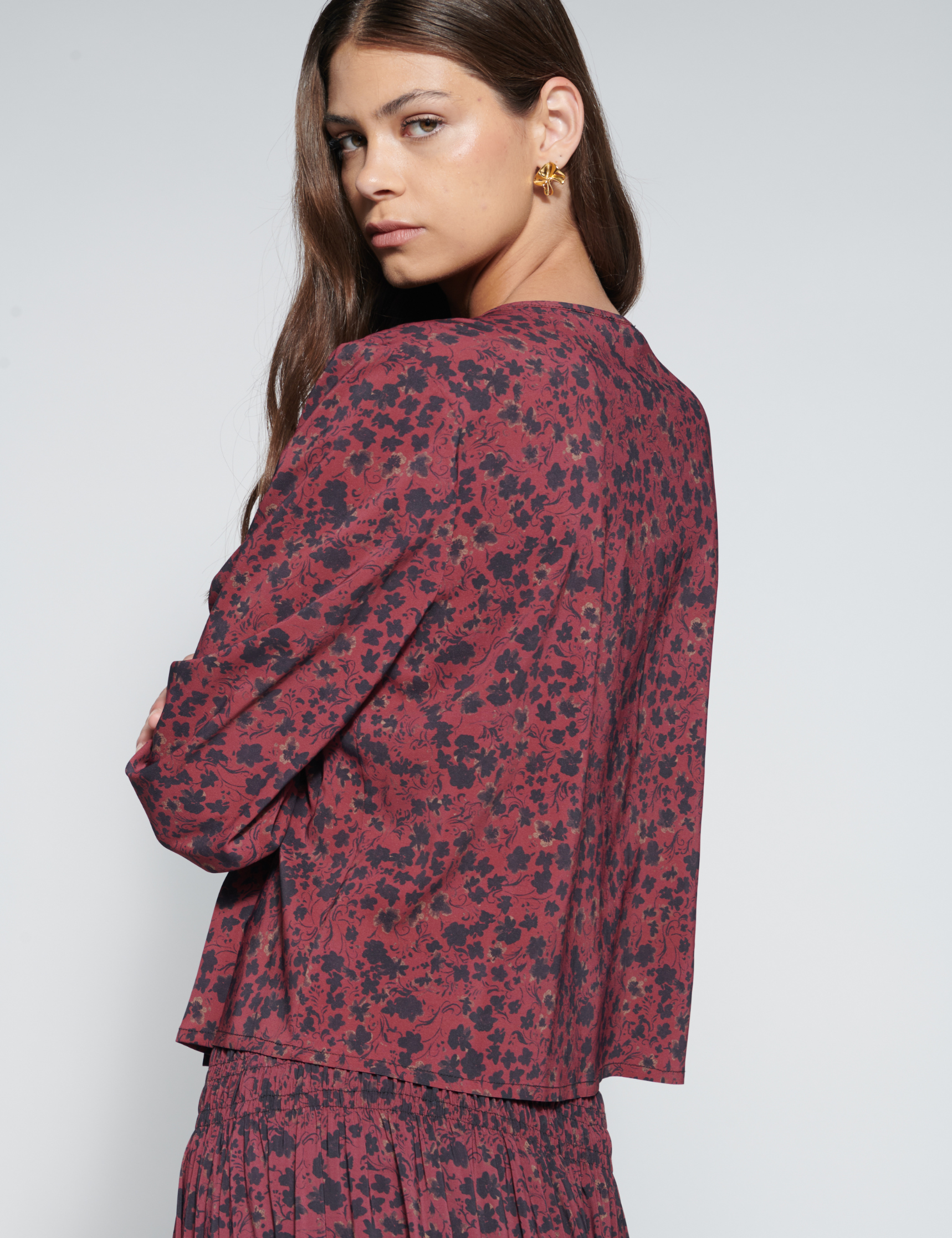 Blusa Romance de la marca O-2026-609, blusa de manga larga en tela suave, con diseño elegante y moderno.