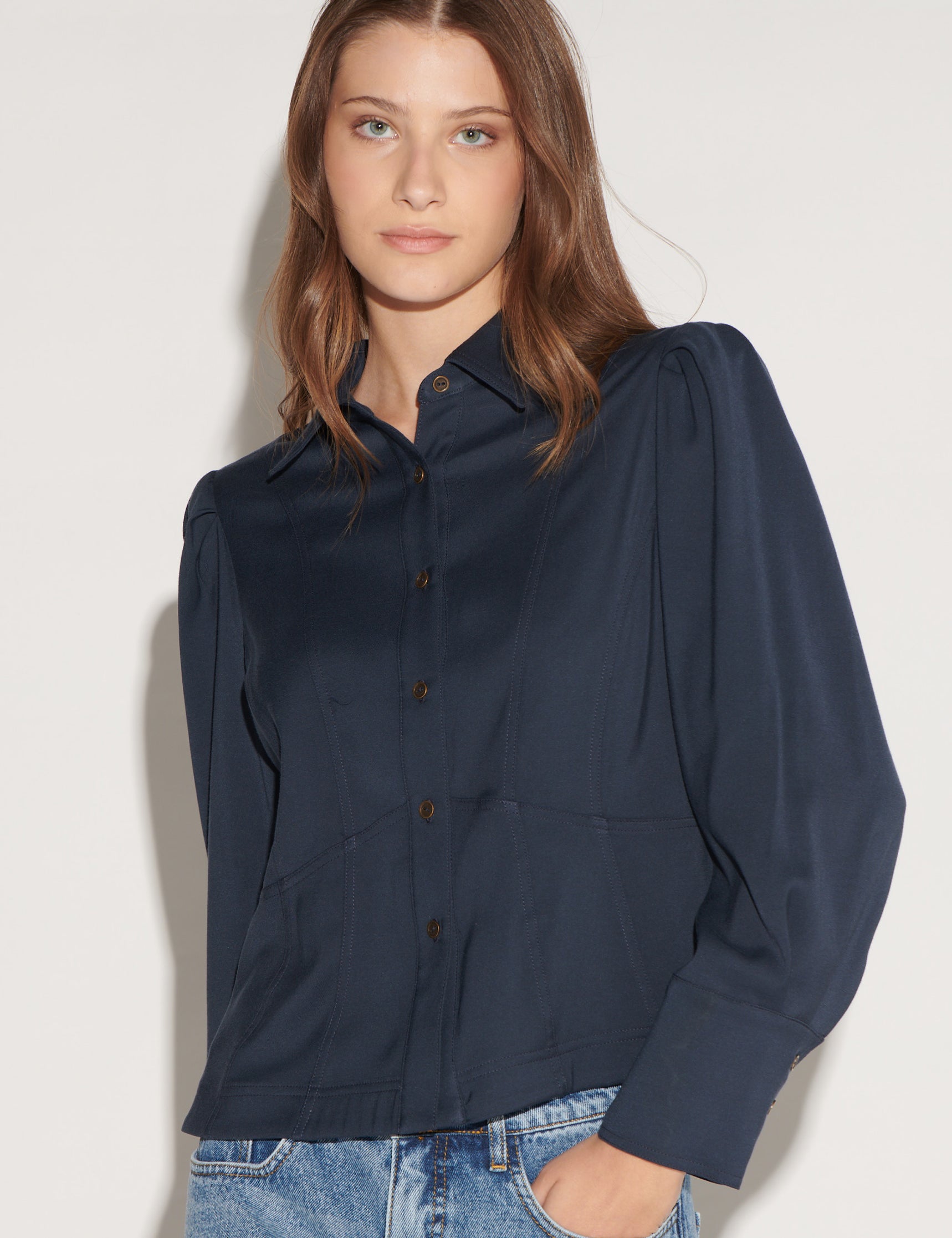Blusa Ture de la marca O-2026-616, blusa de manga larga en color neutro con detalles elegantes y cómodos.