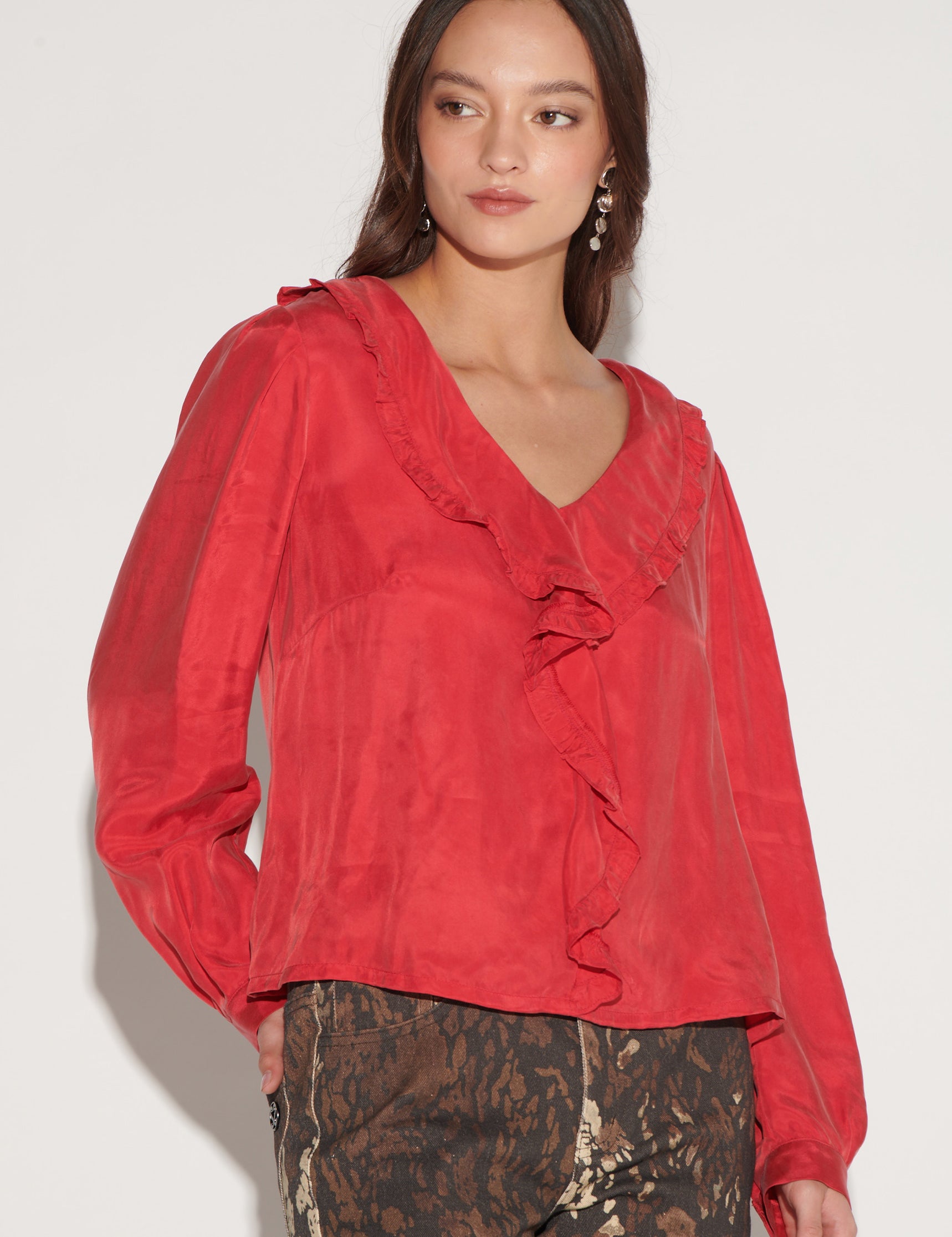 Blusa roja de la marca O-2026-619, tipo blusa y polera, con diseño elegante y detalles en el frente.