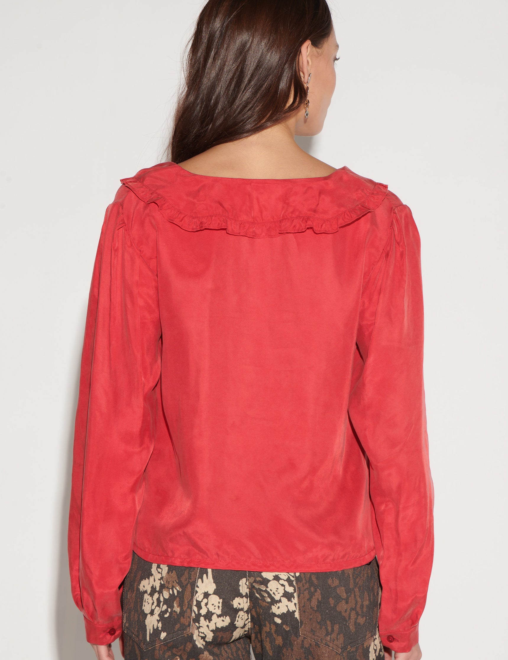 Blusa roja de la marca O-2026-619, estilo casual, con manga larga y cuello redondo, para un look cómodo y moderno.