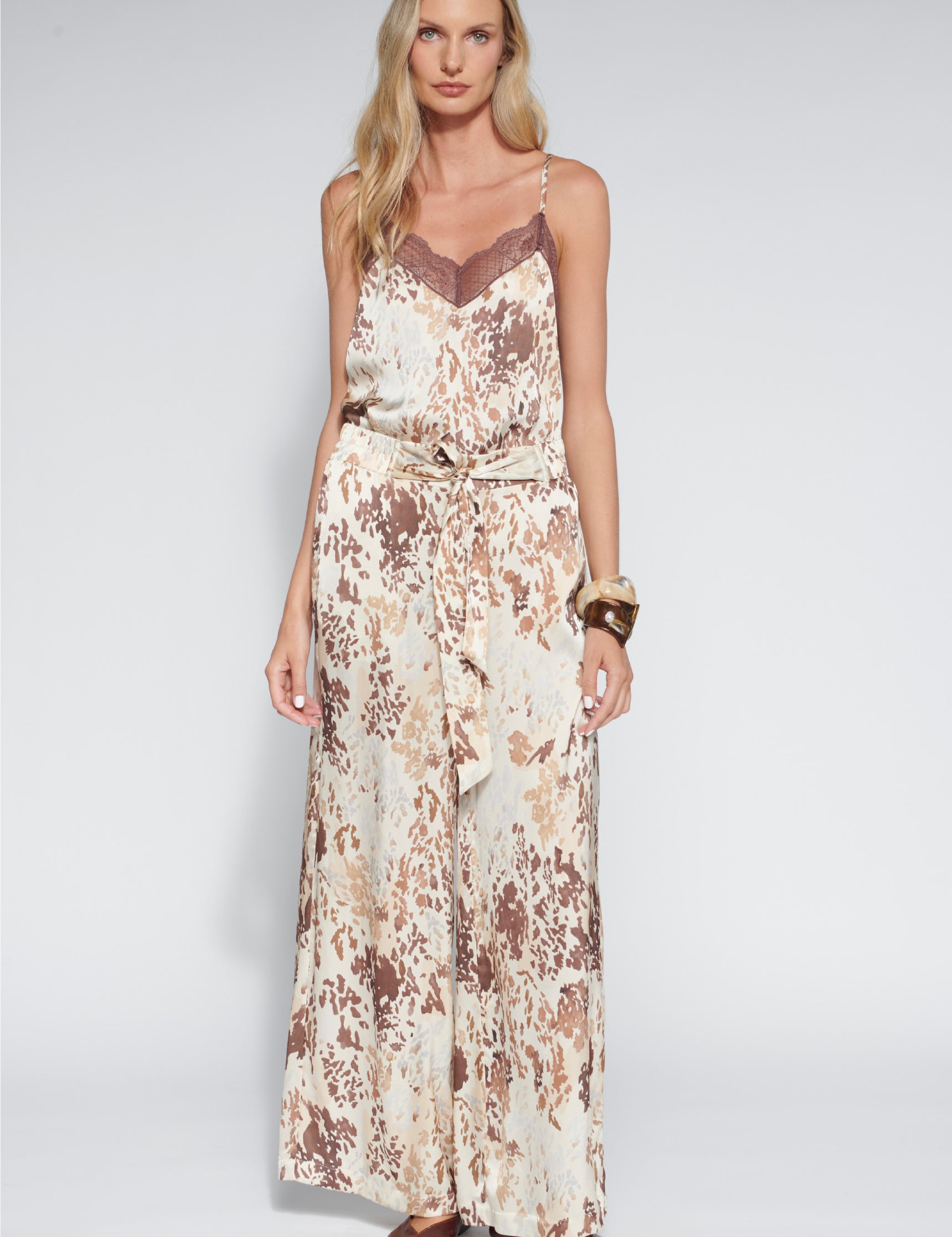 Blusa Mila Savannah de O-2026-622, top de manga larga en color beige con detalles elegantes y corte ajustado.