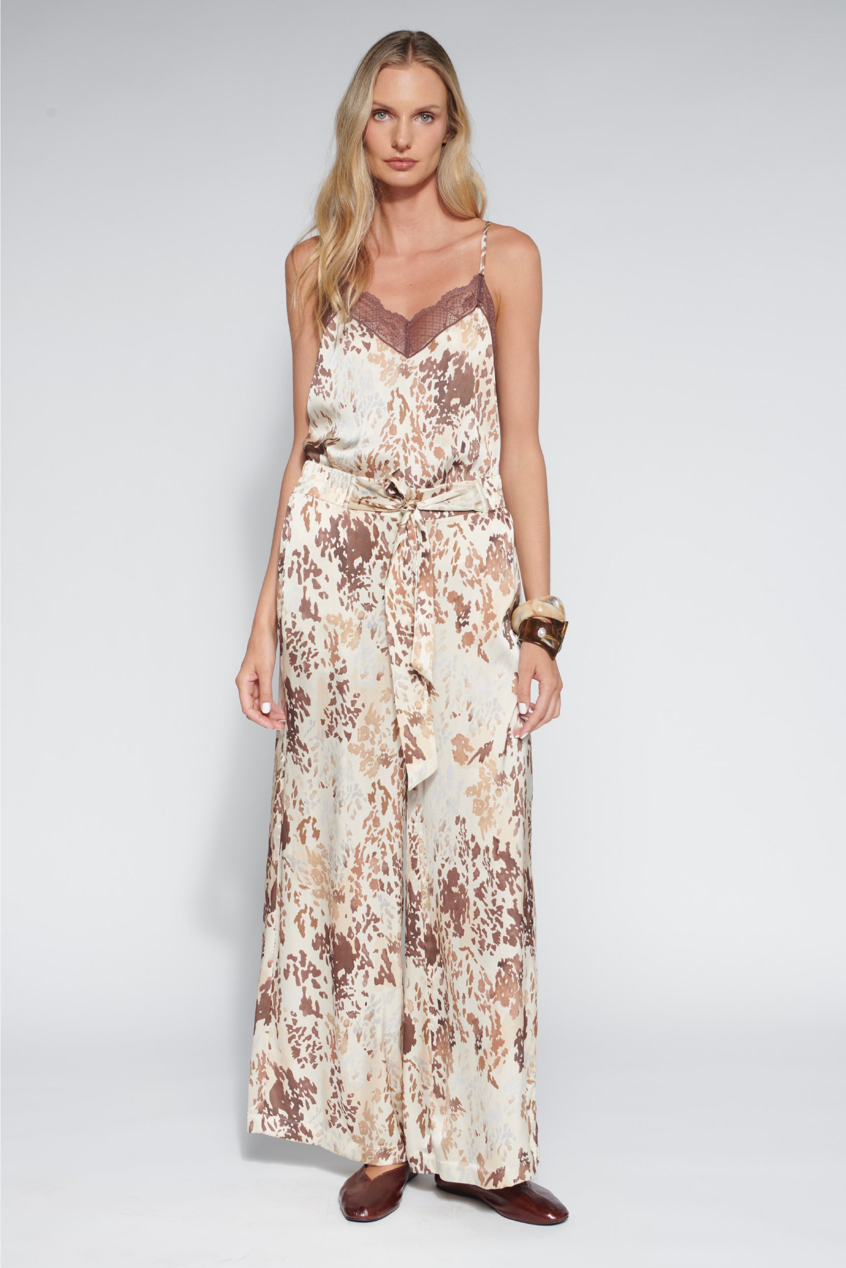 Blusa Mila Savannah de O-2026-622, top de manga larga en color beige con detalles elegantes y corte ajustado.