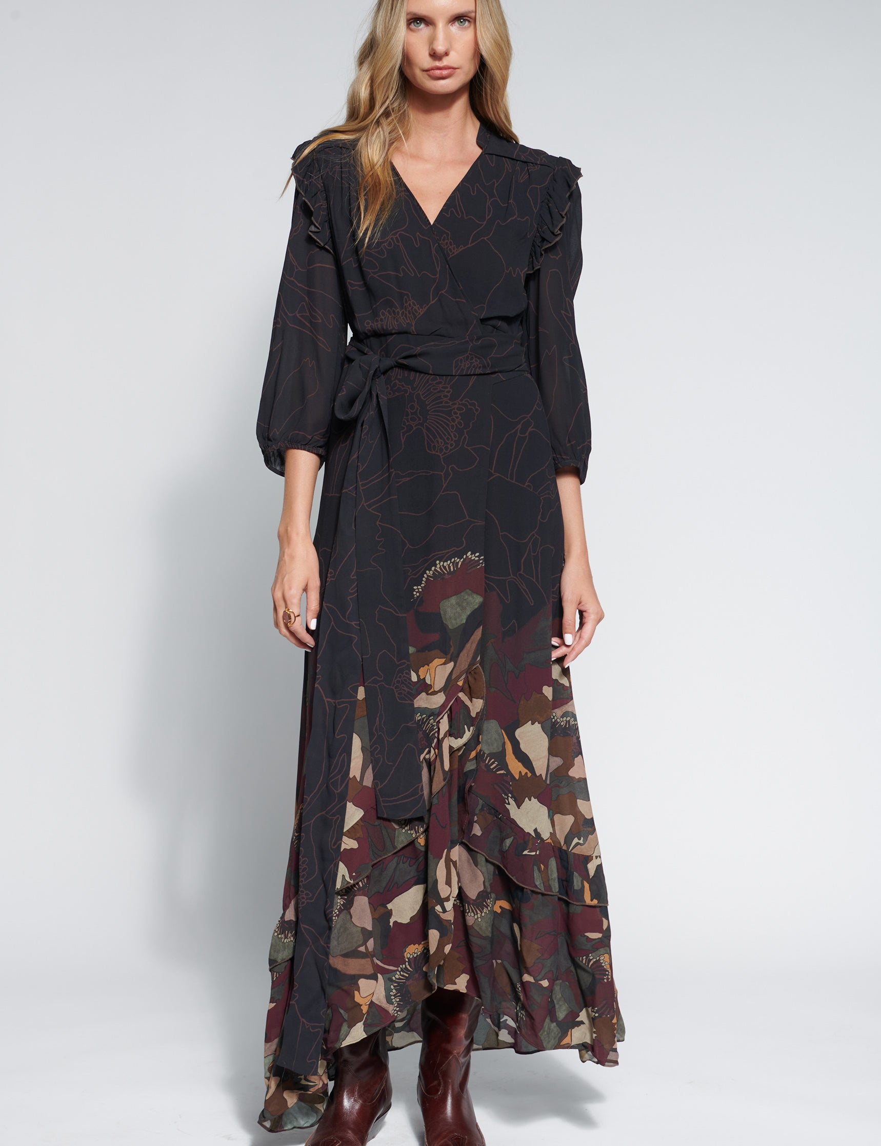 Vestido nocturno de la marca O-2026-703, vestido elegante para ocasiones especiales, en color oscuro con detalles delicados.