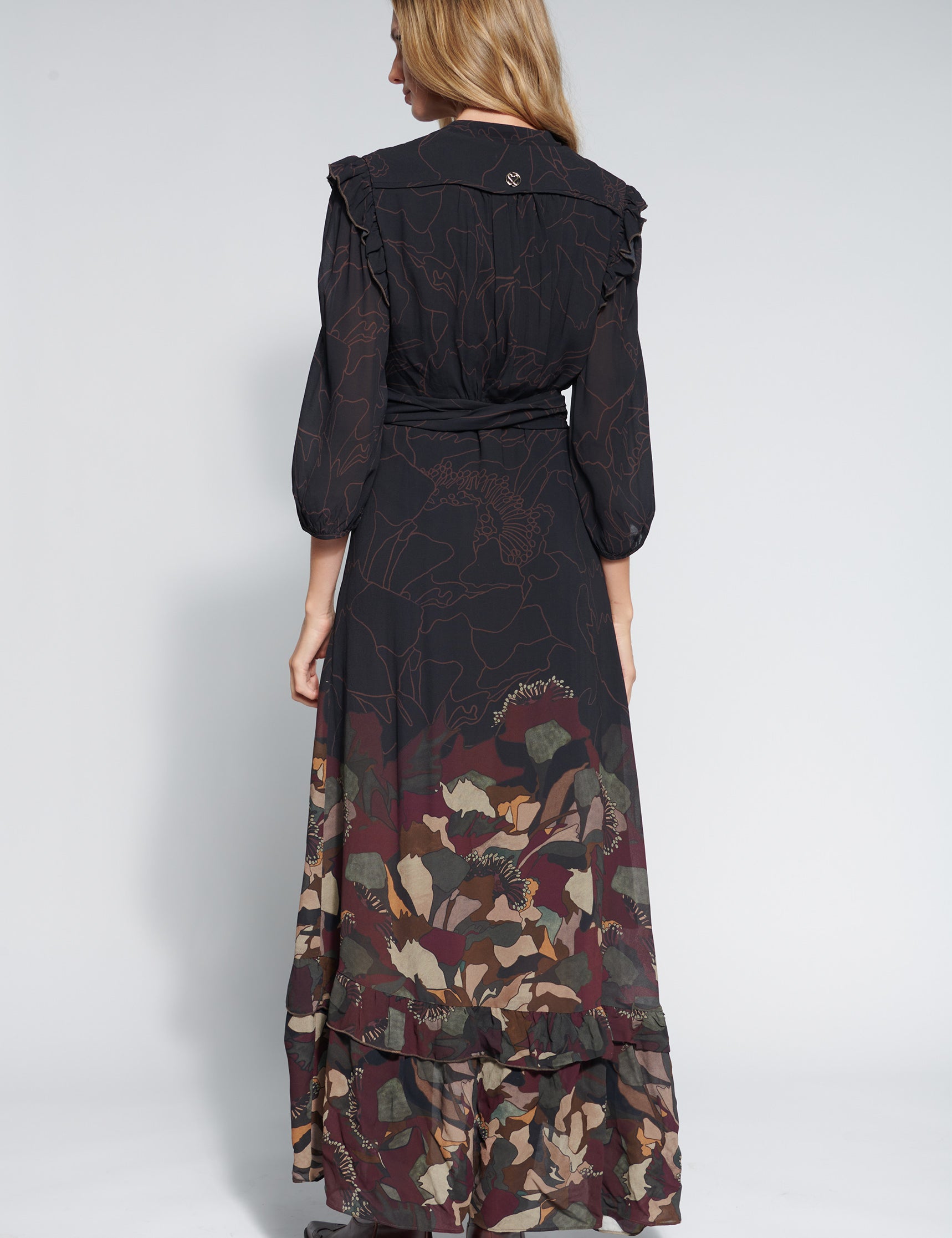 Vestido nocturno de la marca O-2026-703, vestido largo y elegante con detalles delicados para ocasiones especiales.
