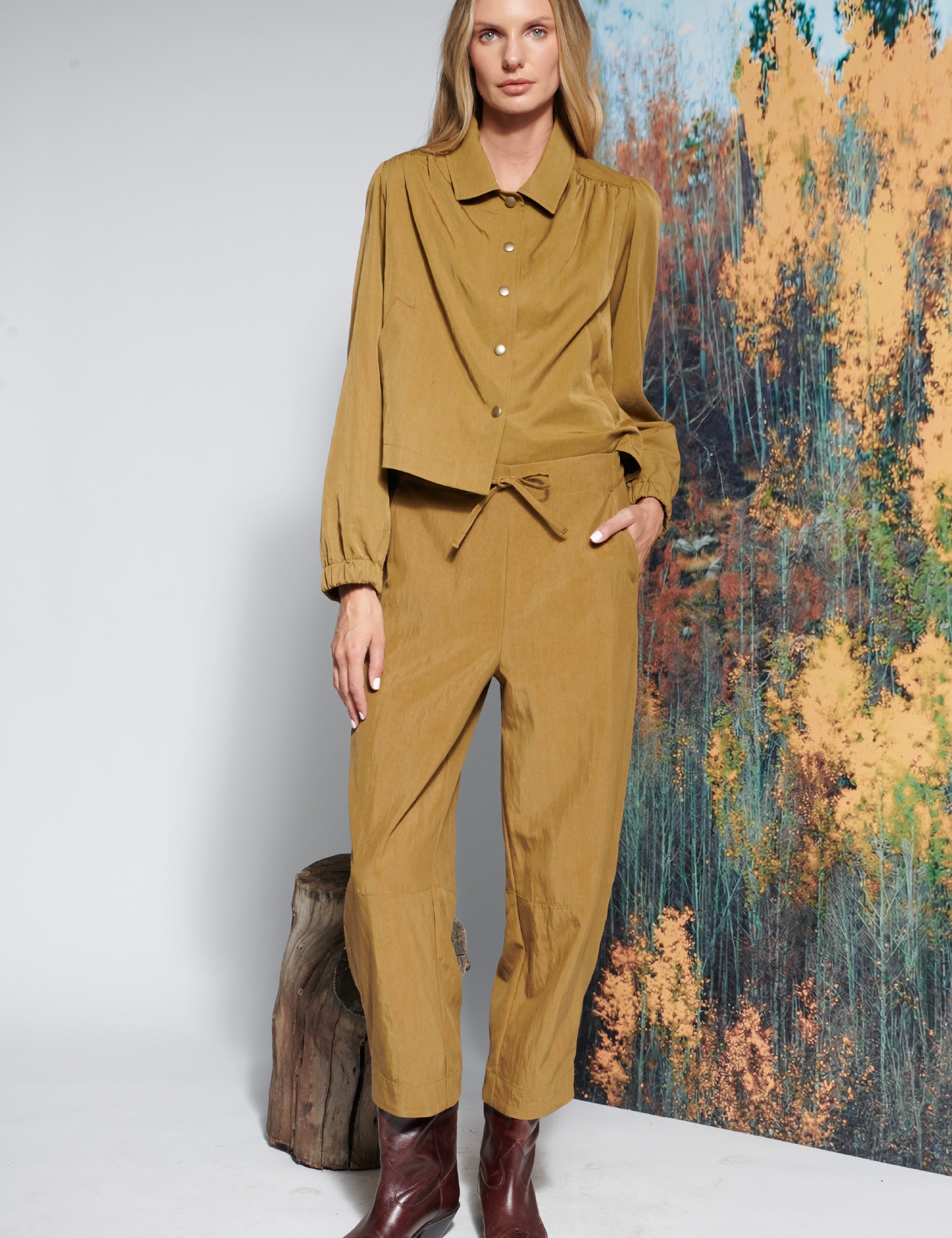 Pantalón Eternite Camel de la marca O-2026-805, pantalones de color marrón con diseño moderno y ajuste cómodo.