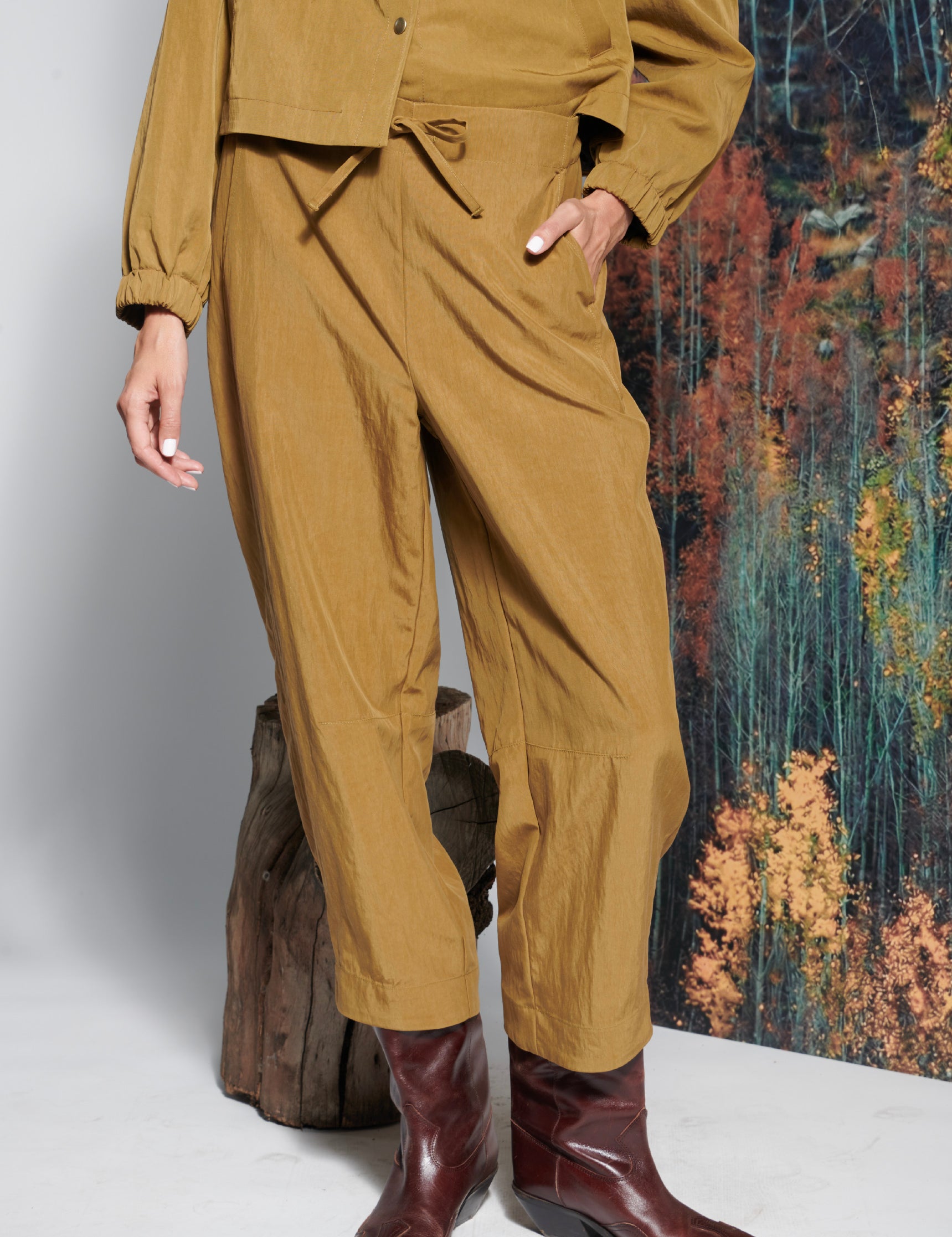 Pantalón Eternite camel de la marca O-2026-805, pantalones de color marrón con diseño clásico y ajuste cómodo.