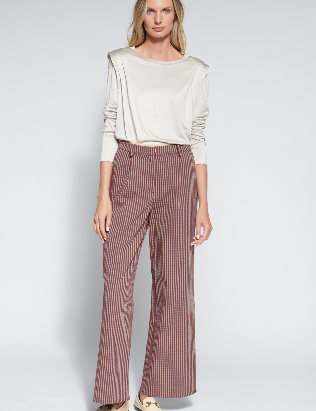 Pantalón Brast de la marca O-2026-806, pantalones de corte recto en color negro y cinturilla con bolsillos laterales.