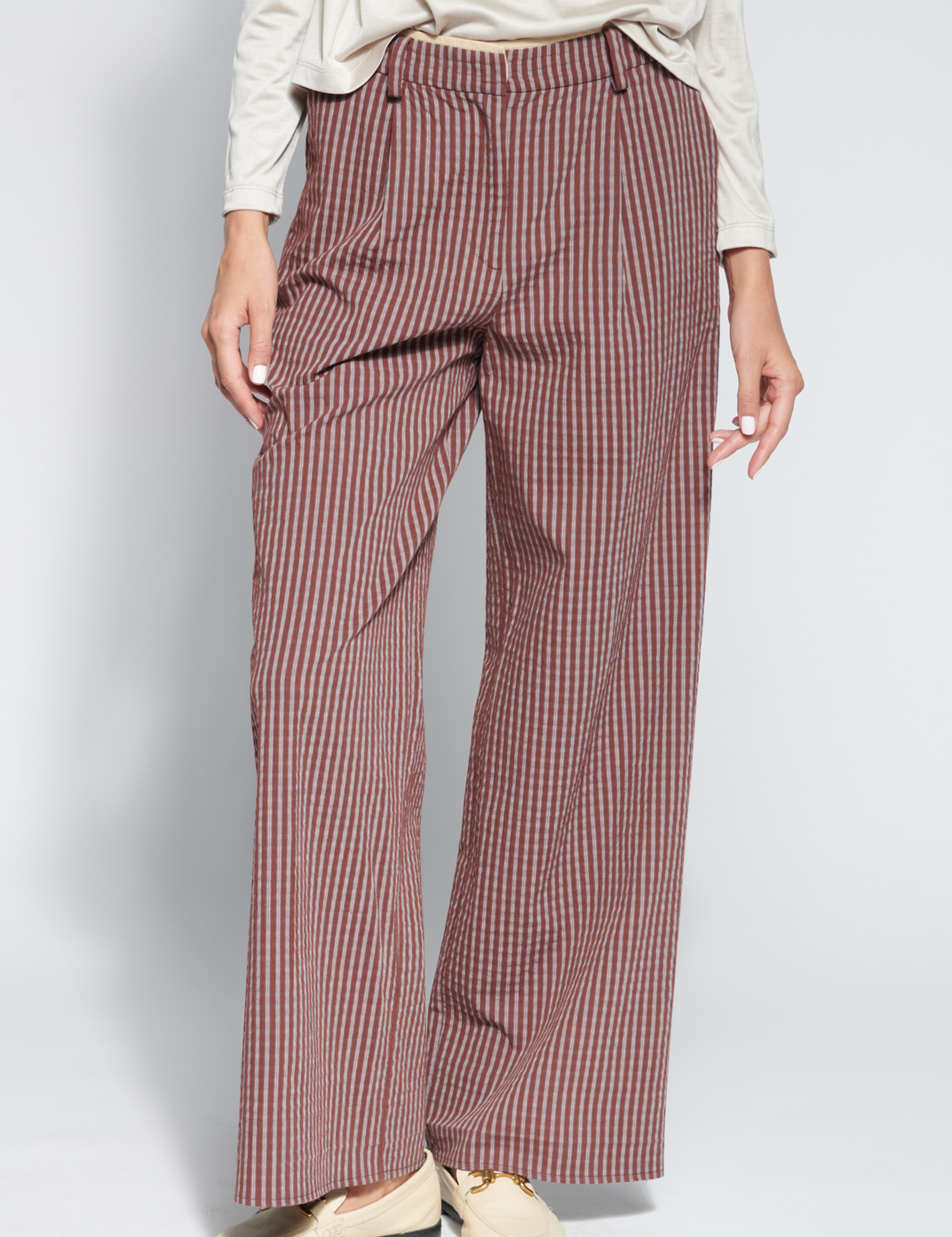 Pantalón Brast de la marca O-2026-806, pantalones de tela en color gris con detalles de costura y bolsillos delanteros.