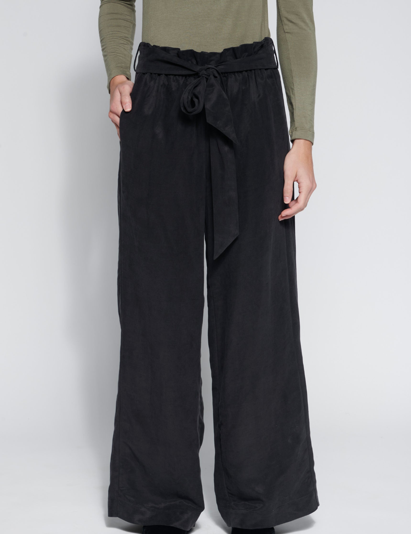Pantalones negros O-2026-807 Promise Black de la marca O-2026-807, vista frontal del pantalón de tela lisa.