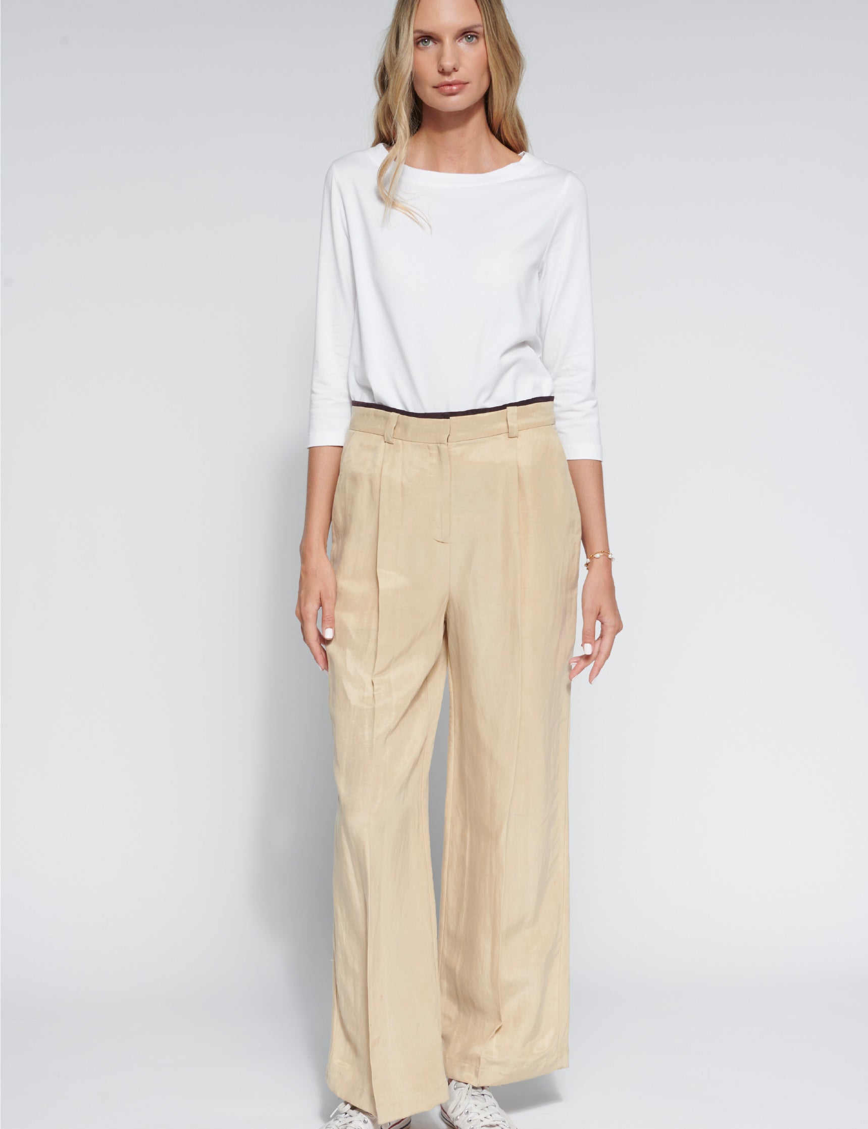 Pantalón Eternal Brown de la marca O-2026-808, pantalones de color marrón con diseño clásico y ajuste cómodo.