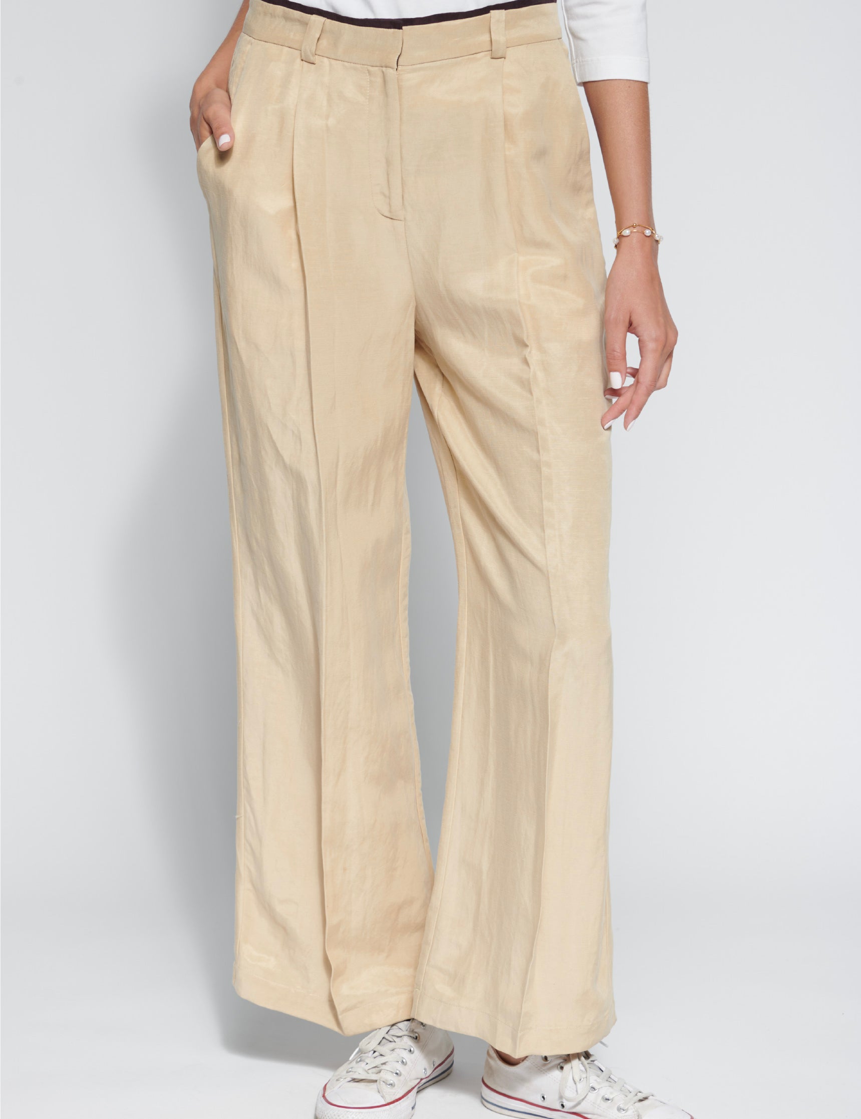 Pantalón Eternal Brown de la marca O-2026-808, pantalones de color marrón con diseño moderno y cómodo, en una vista frontal.
