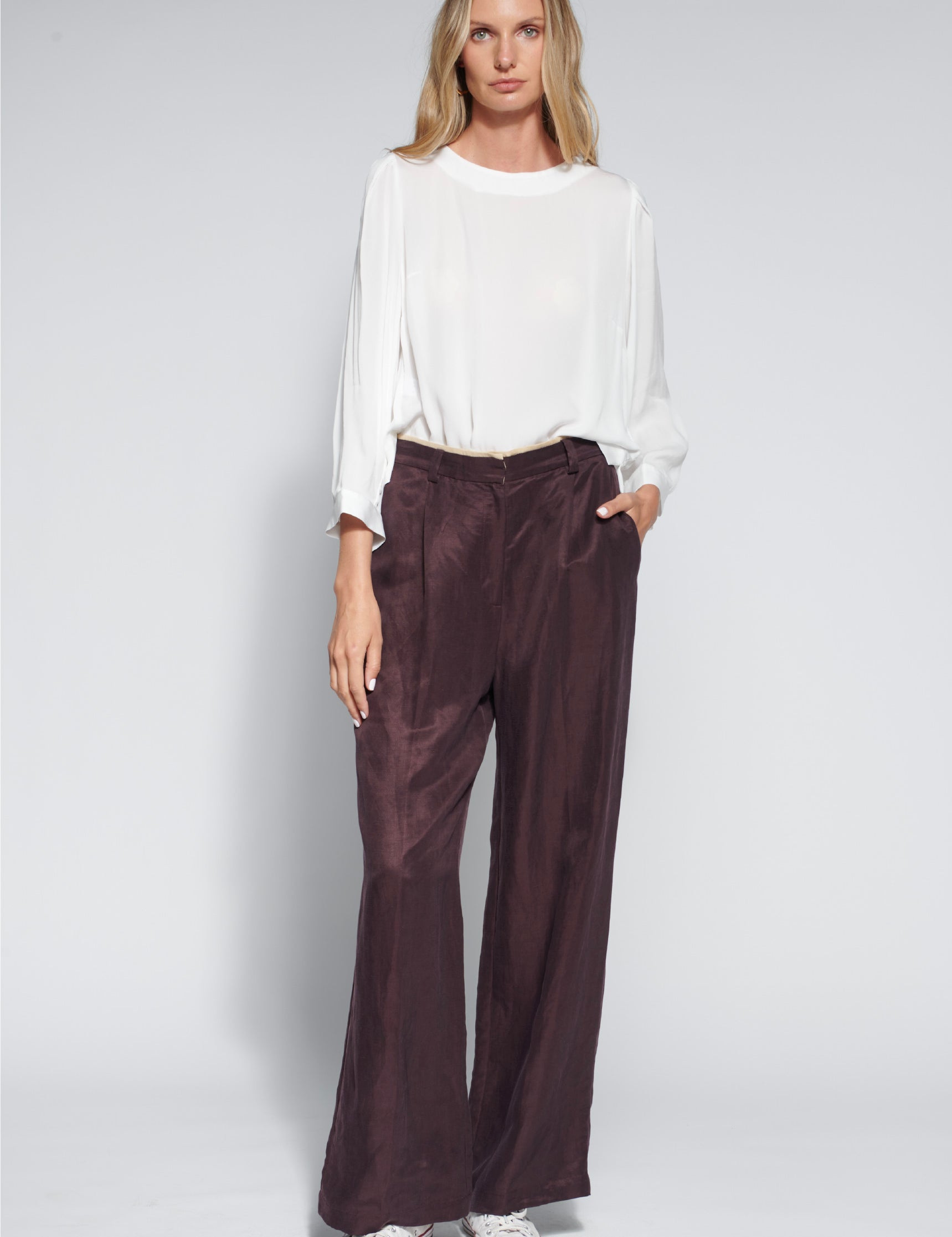 Pantalón Eternal Brown de la marca O-2026-808, pantalones de color marrón con diseño clásico y ajuste cómodo.