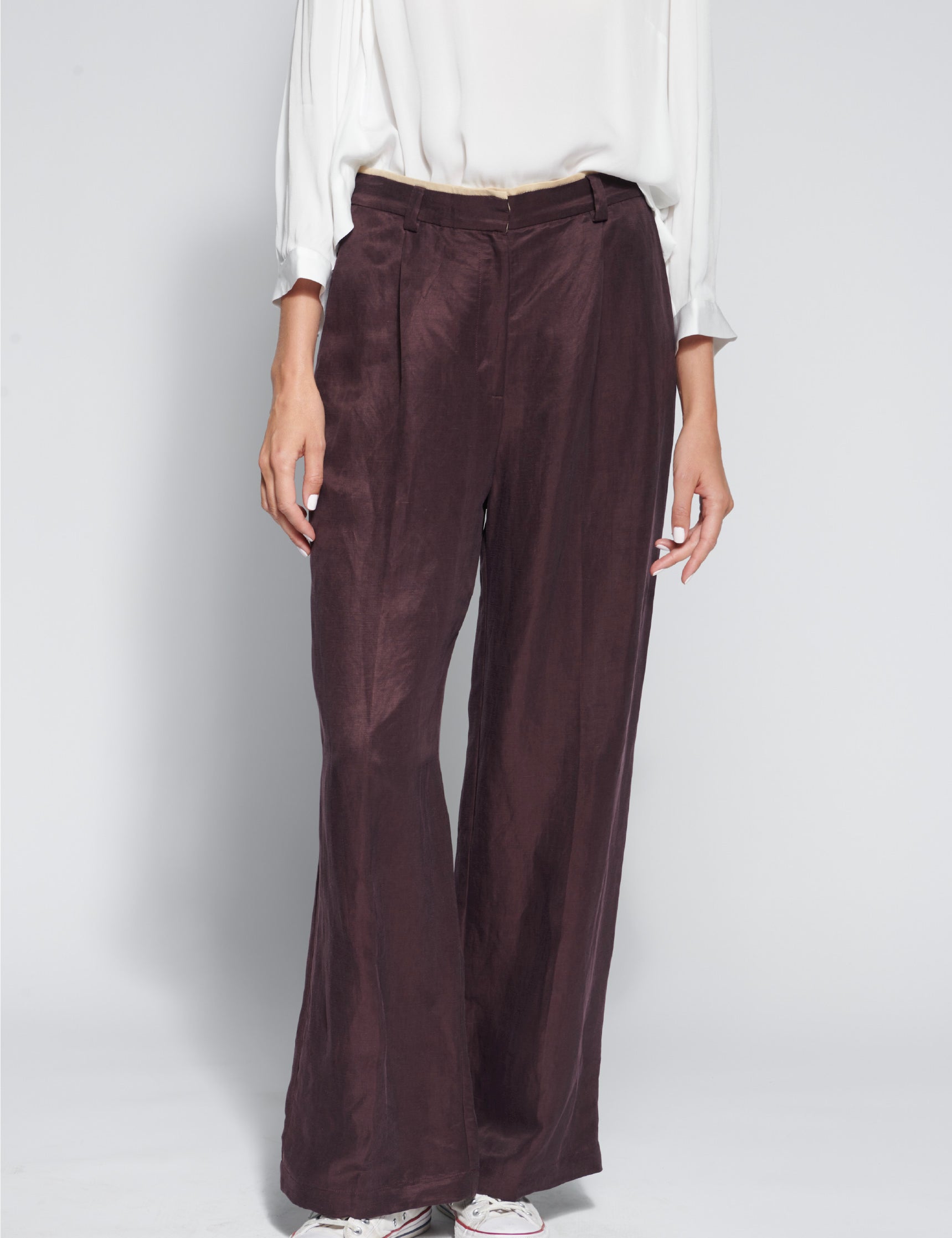 Pantalón Eternal Brown de la marca O-2026-808, pantalones de color marrón con diseño moderno y ajuste cómodo.