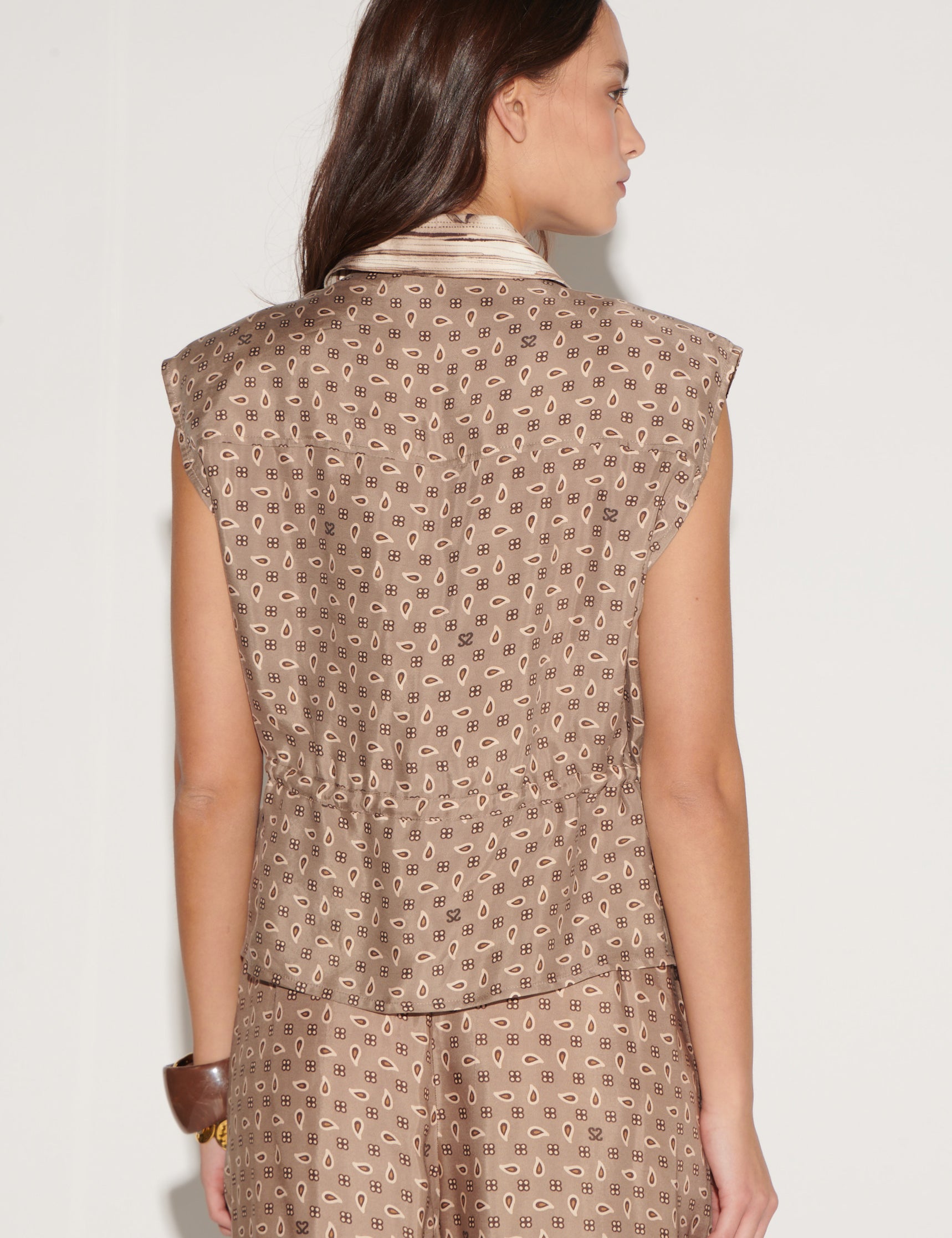 Chaqueta Elise de la marca O-2026-926, abrigo de corte moderno con cierre y bolsillos, vista frontal en color neutro