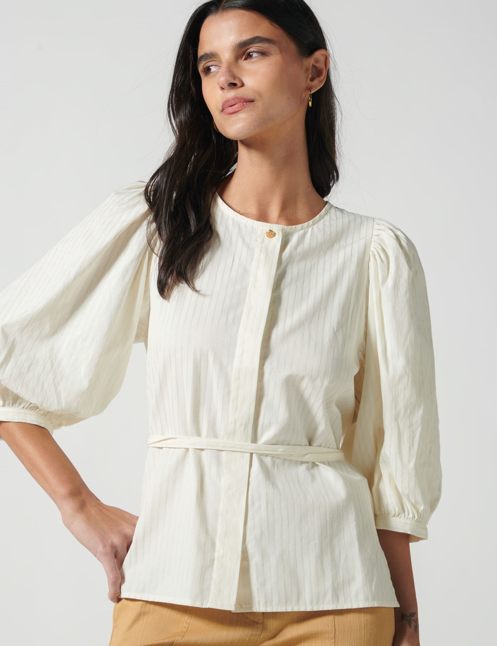 Blusa Felicity de la marca P-2026-613, blusa de manga larga en color azul con detalles en el cuello y botones frontales.