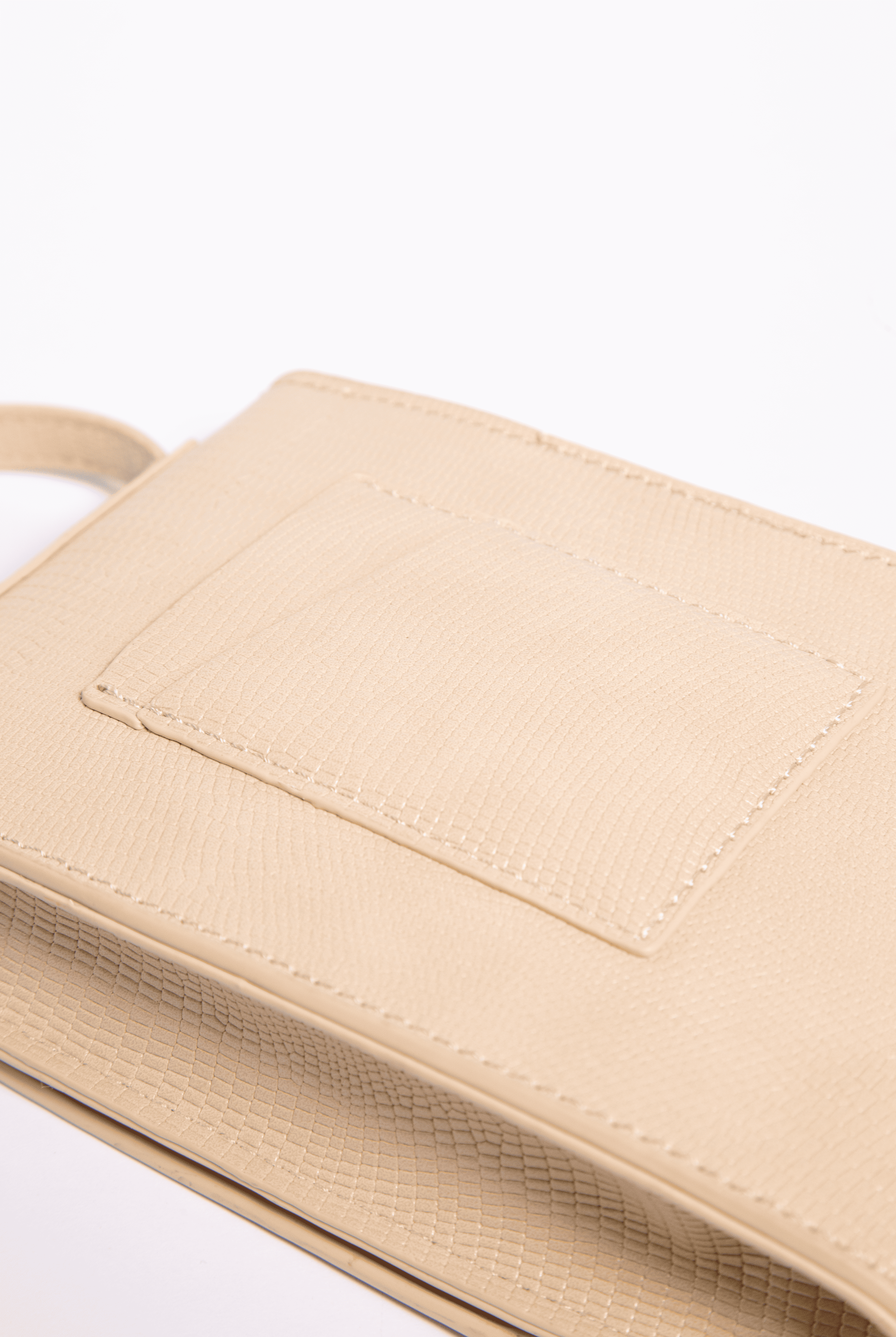 Portacelular Camille Nude Croco de la marca AV-2025-302, diseño elegante en acabado croco para teléfono móvil.