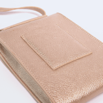 Portacelular Camille dorado con textura croco, accesorios de marca AV-2025-301, diseño elegante y detallado para teléfono móvil.