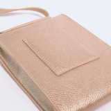 Portacelular Camille dorado con textura croco, accesorios de marca AV-2025-301, diseño elegante y detallado para teléfono móvil.