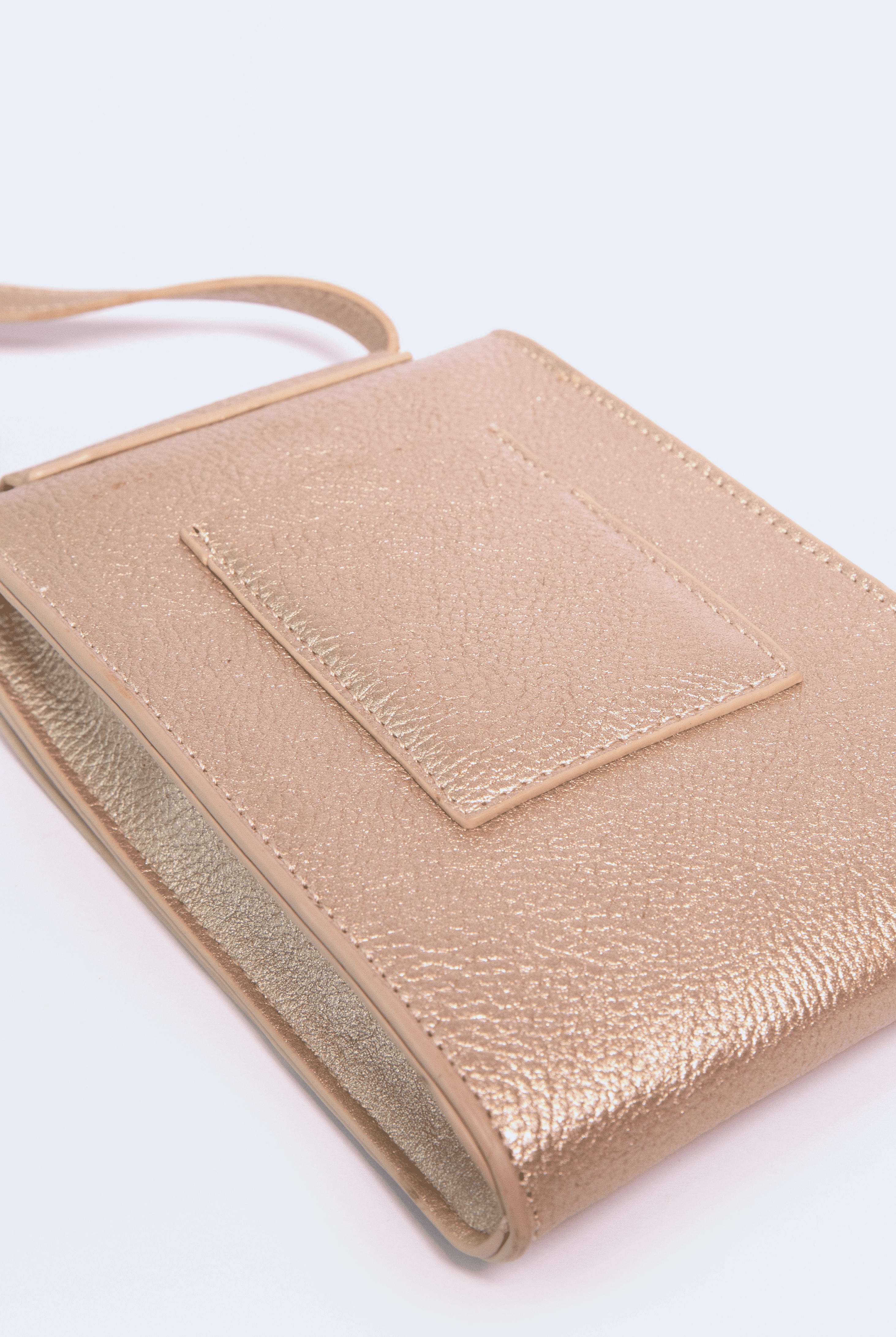 Portacelular Camille dorado con textura croco, accesorios de marca AV-2025-301, diseño elegante y detallado para teléfono móvil.