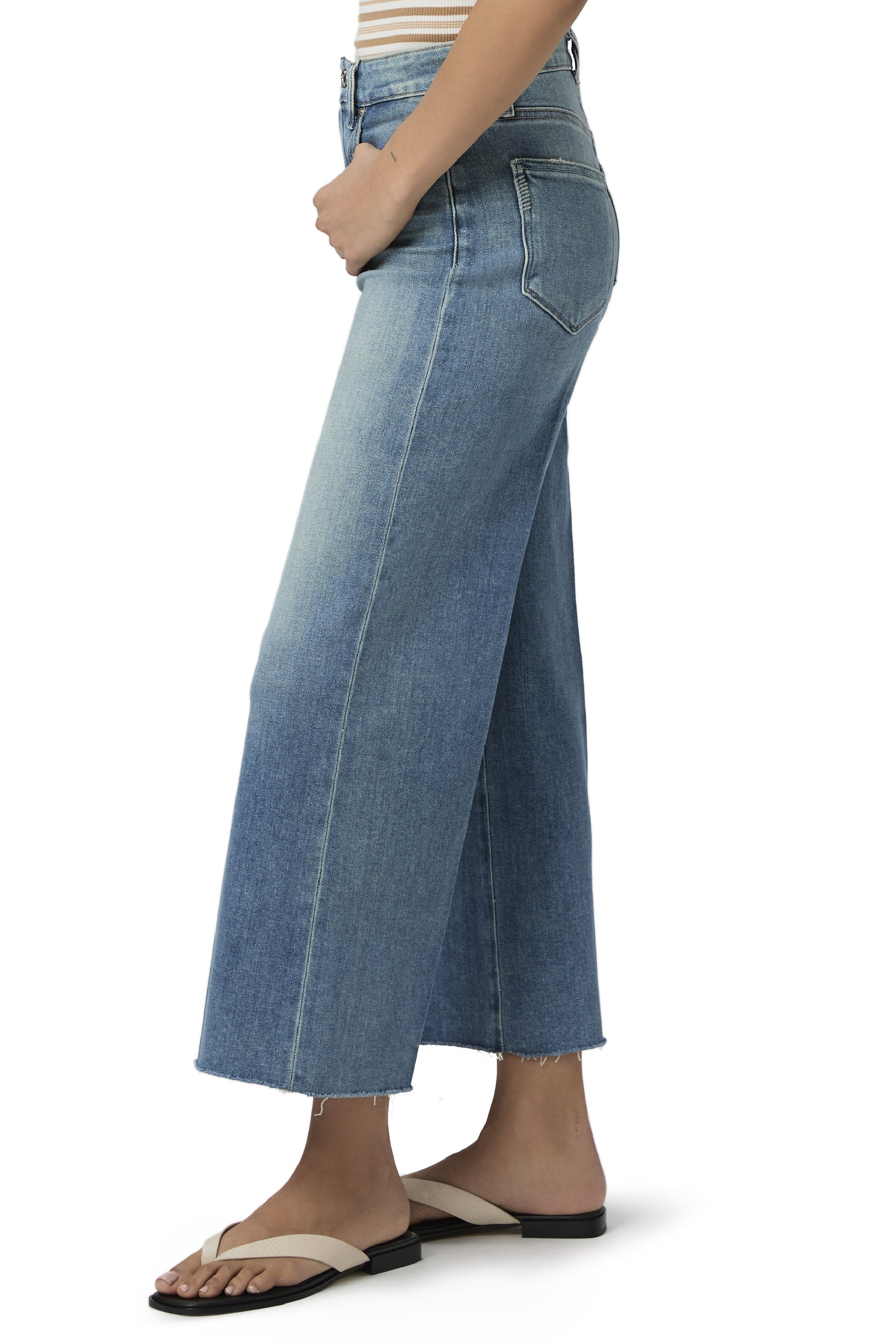 Jeans de pierna ancha Anessa de la marca NY-2026-804, con corte recto y lavado clásico, mostrados en la imagen.