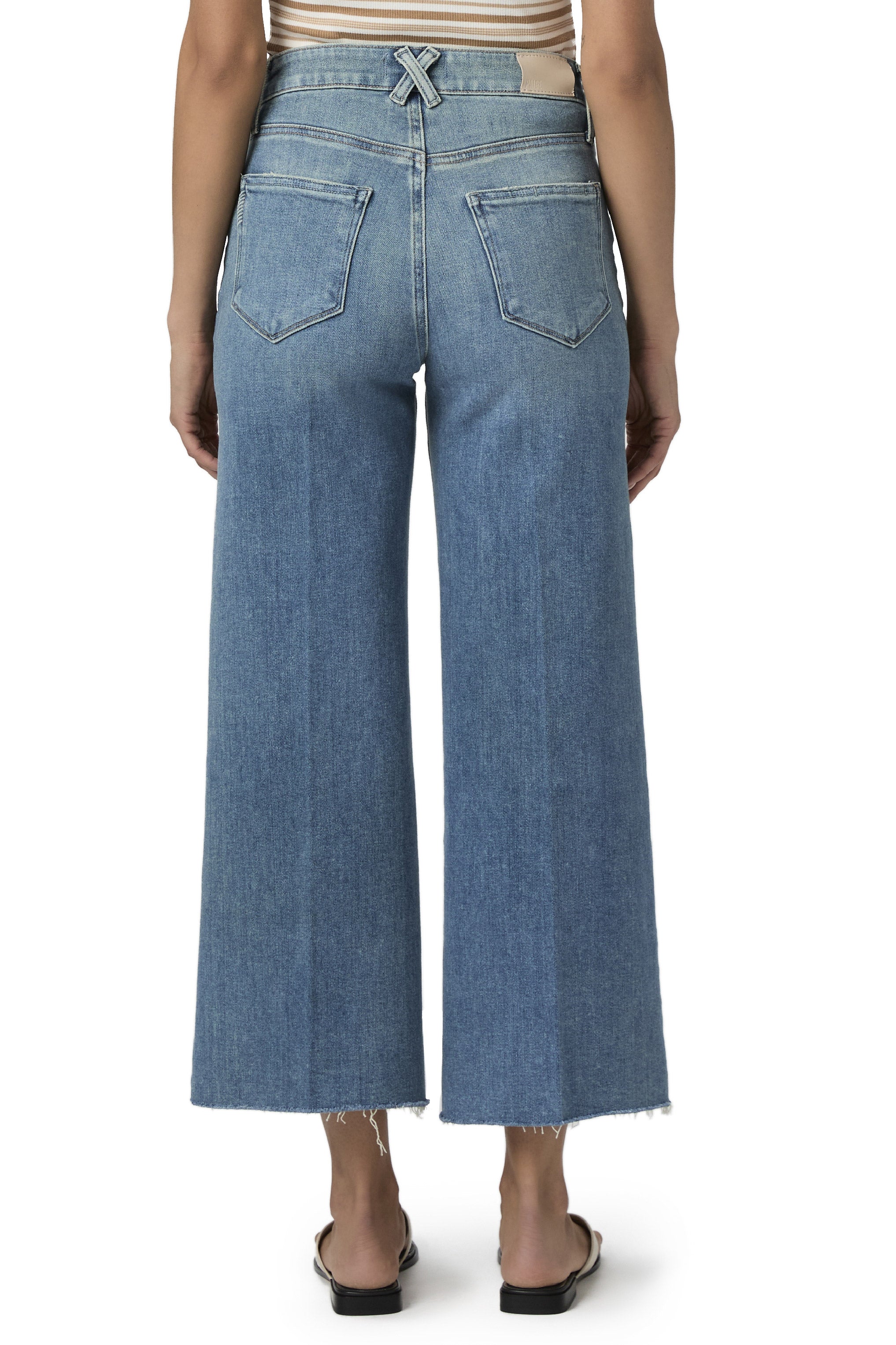 Jeans de pierna ancha Anessa de la marca NY-2026-804, con estilo casual y ajuste cómodo, en color azul claro.