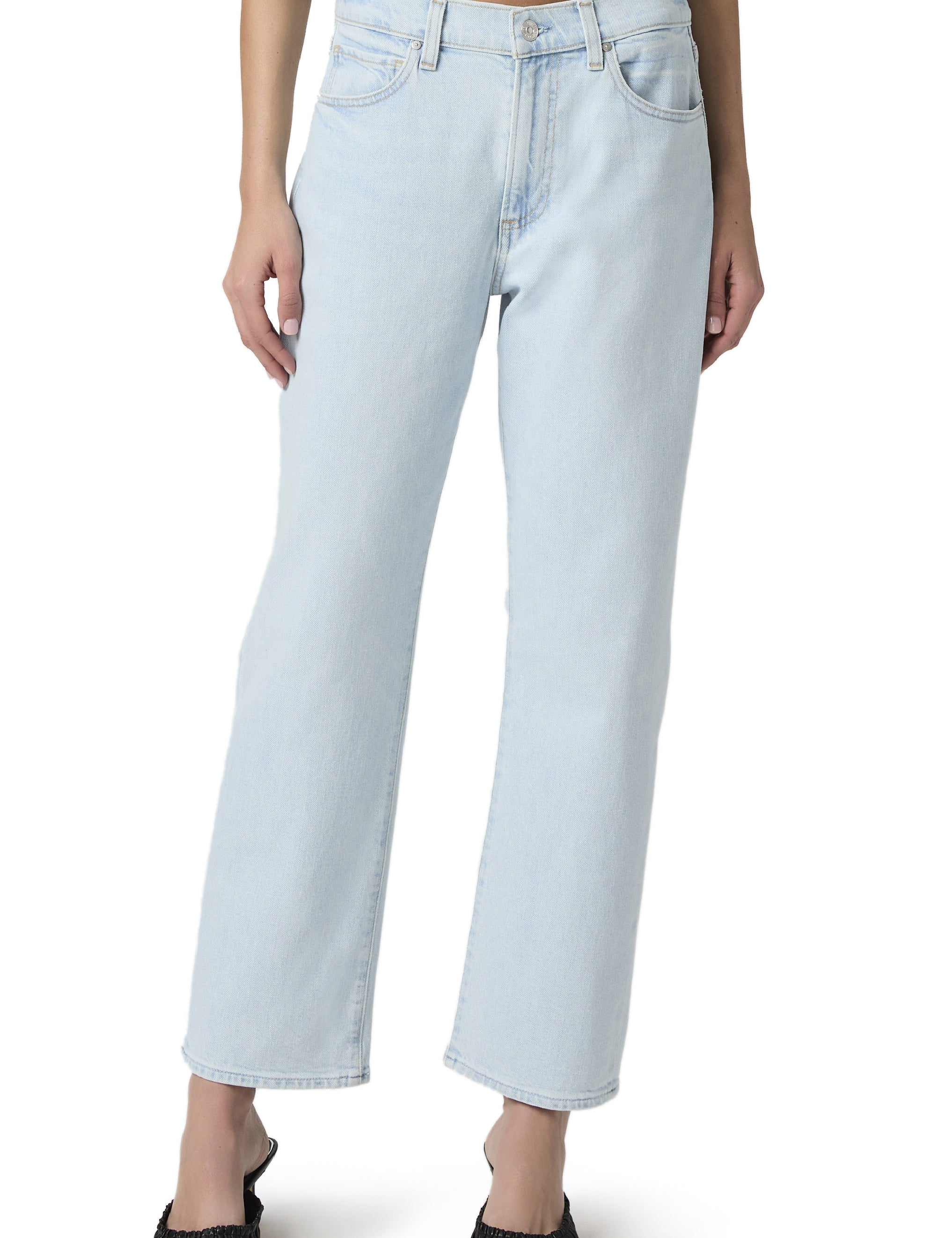 Jeans rectos de tobillo Morgan de la marca NY-2026-802, con bolsillos y costuras visibles en color azul claro.