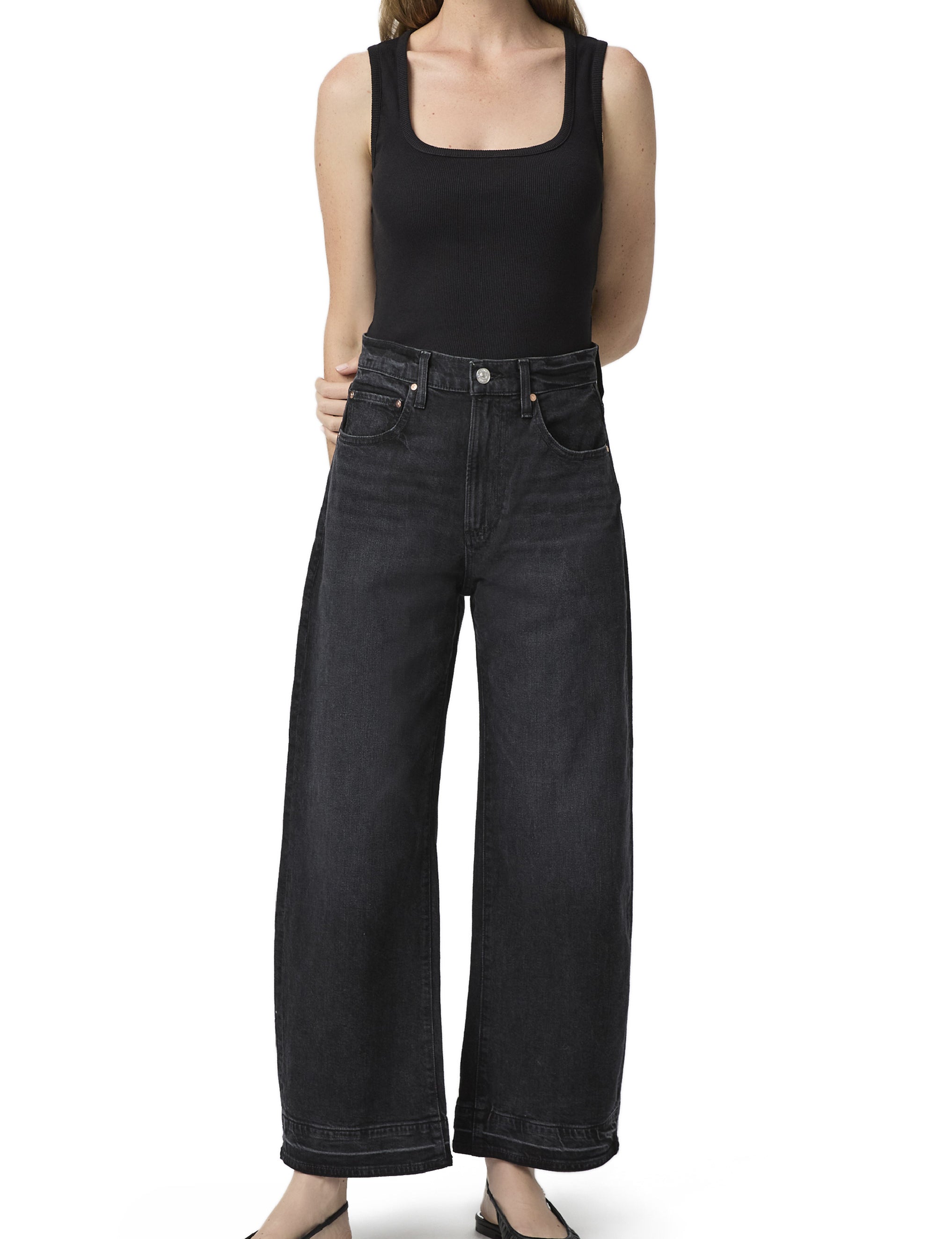 Jeans Arellia Ankie Barrel Leg de la marca NY, diseño ajustado con dobladillo acampanado, en color oscuro.
