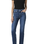 Jeans rectos Cindy de la marca NY-2026-801, en color clásico, con diseño ajustado y detalles de costura visible.