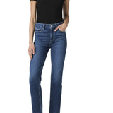 Jeans rectos Cindy de la marca NY-2026-801, en color clásico, con diseño ajustado y detalles de costura visible.