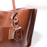 Cartera tipo shopper Charo en color marrón de la marca AI-2025-102, con diseño elegante y asa doble, vista frontal.