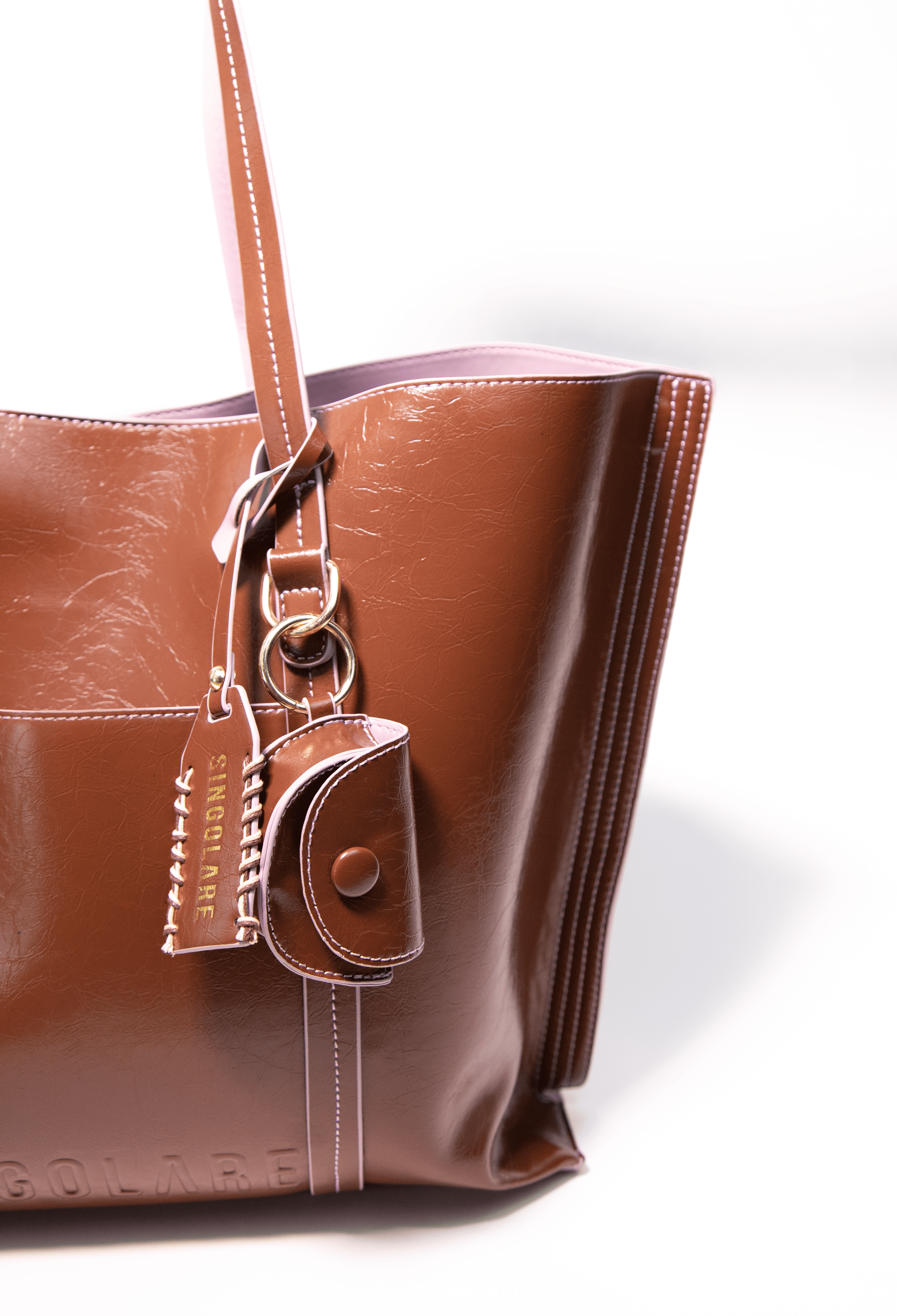 Cartera tipo shopper Charo en color marrón de la marca AI-2025-102, con diseño elegante y asa doble, vista frontal.