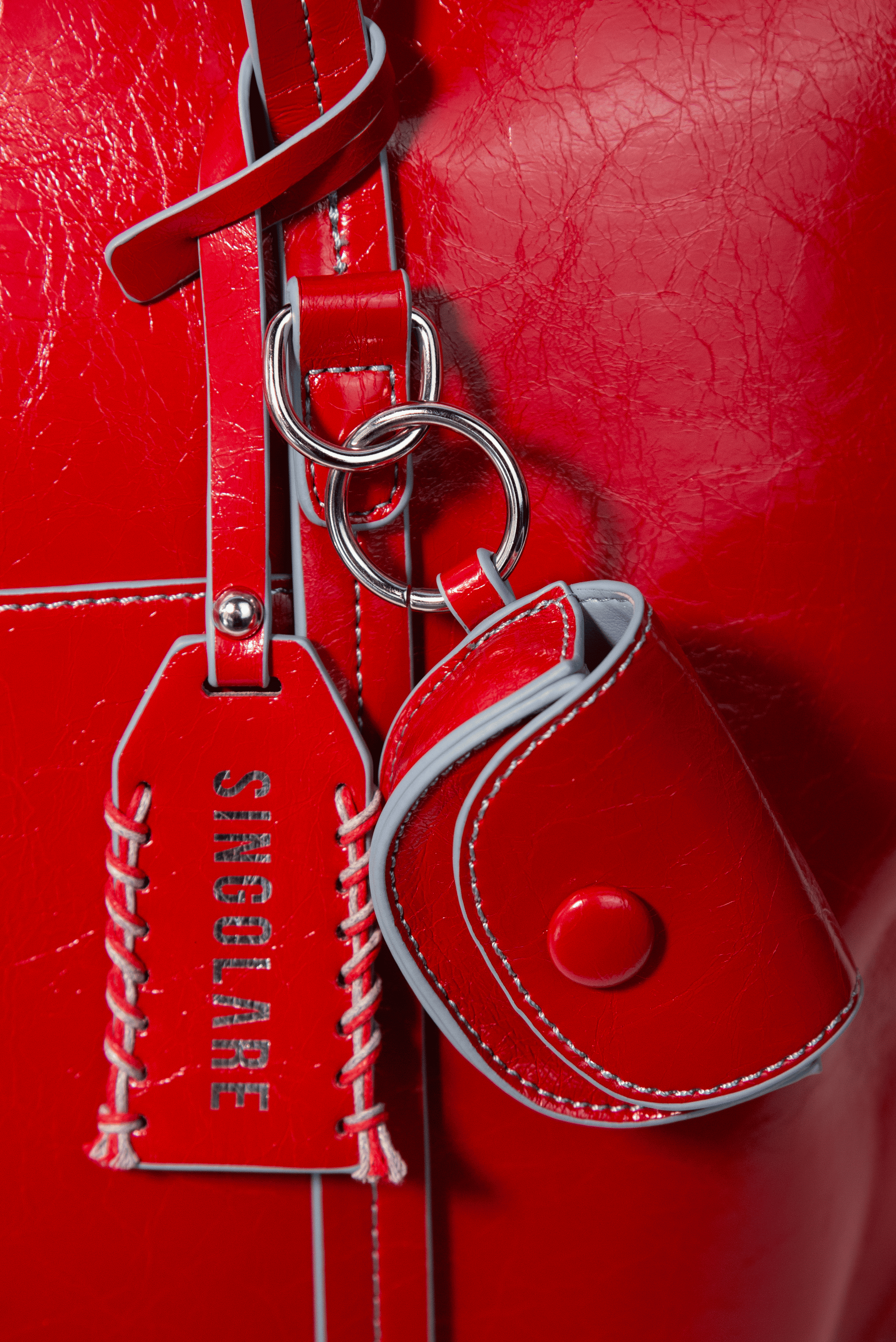 Cartera shopper roja AI-2025-100 con asas, diseñada para accesorios y uso diario, con acabado elegante y resistente.