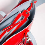 Bolso shopper rojo de la marca AI-2025-100, accesorios de moda con asa y diseño elegante.