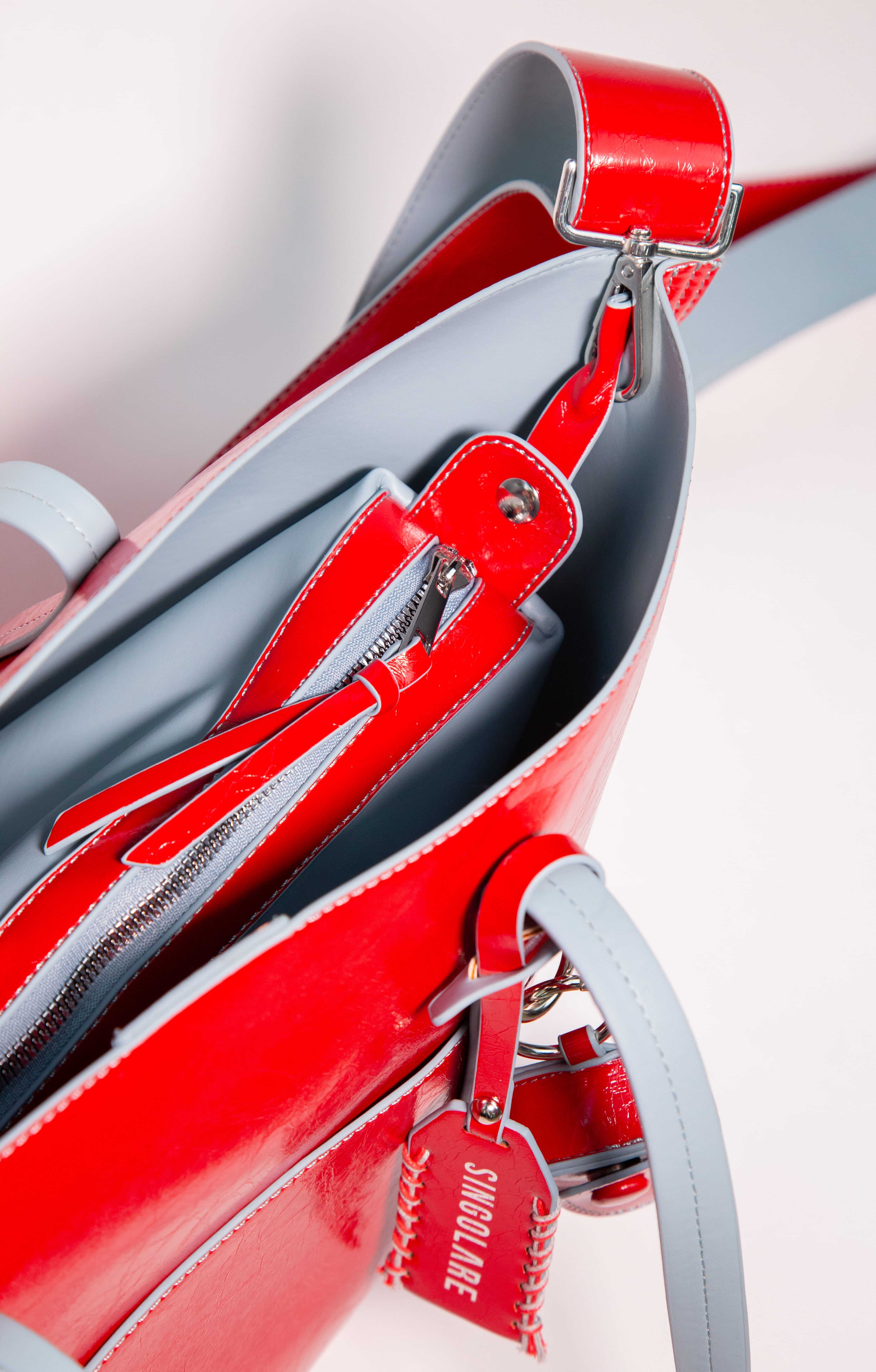 Bolso shopper rojo de la marca AI-2025-100, accesorios de moda con asa y diseño elegante.