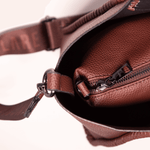 Cartera tipo shopper Iris en burdeos de la marca AI-2025-104, con asas resistentes y diseño elegante.