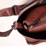 Cartera tipo shopper Iris en burdeos de la marca AI-2025-104, con asas resistentes y diseño elegante.