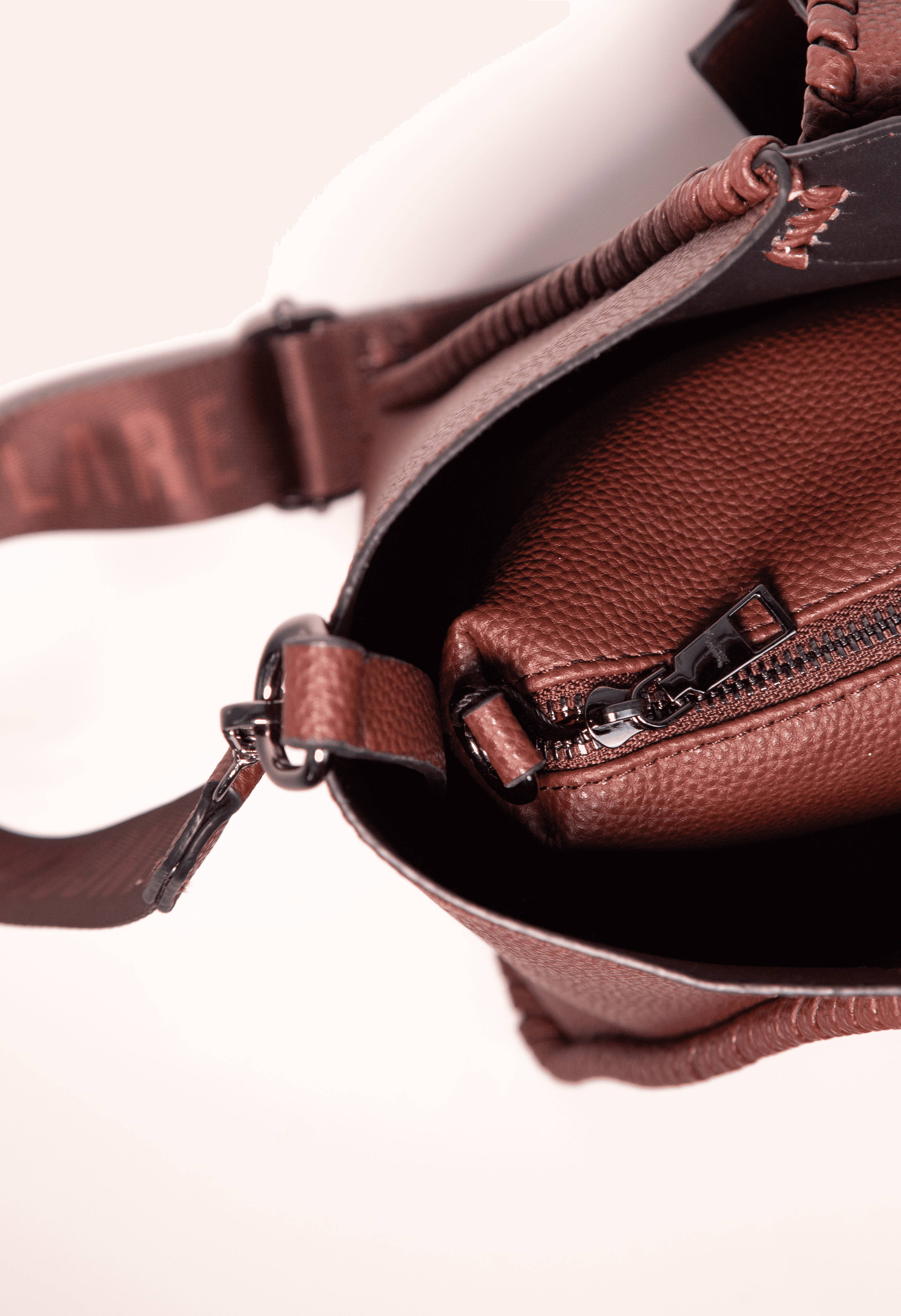 Cartera tipo shopper Iris en burdeos de la marca AI-2025-104, con asas resistentes y diseño elegante.
